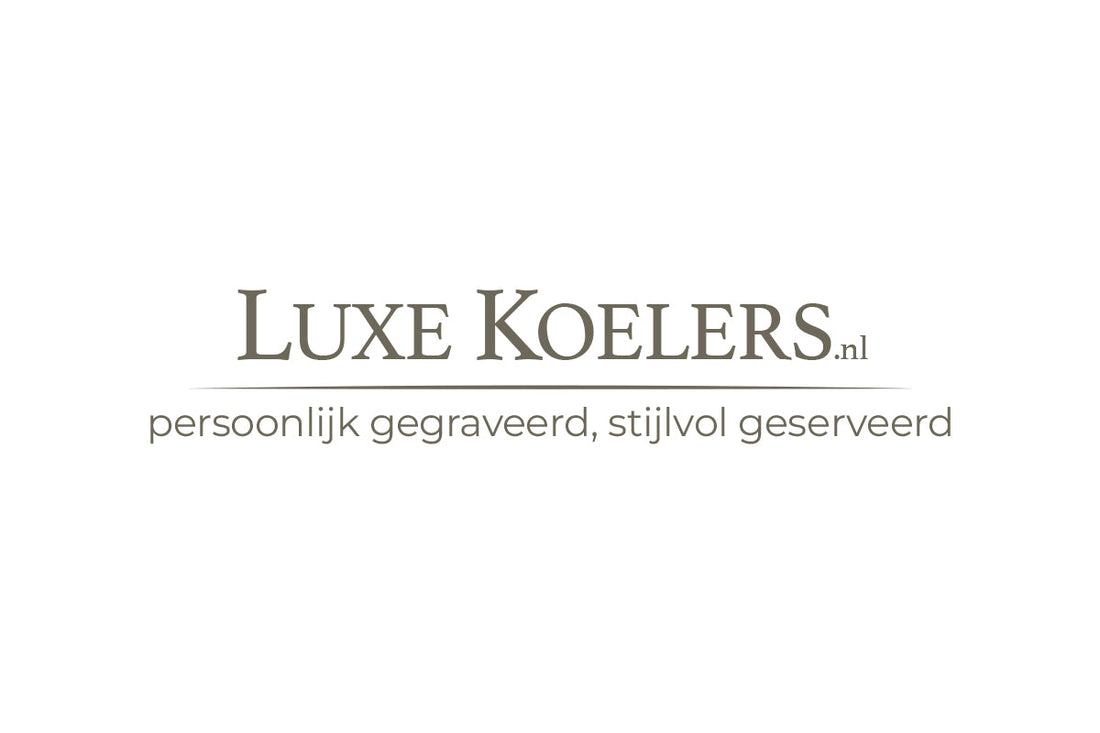 witte achtergrond met logo luxe koelers er op