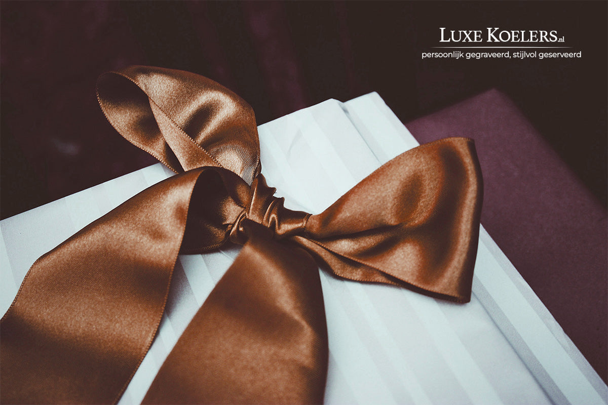 Glimmende bruine strik om een wit pakketje