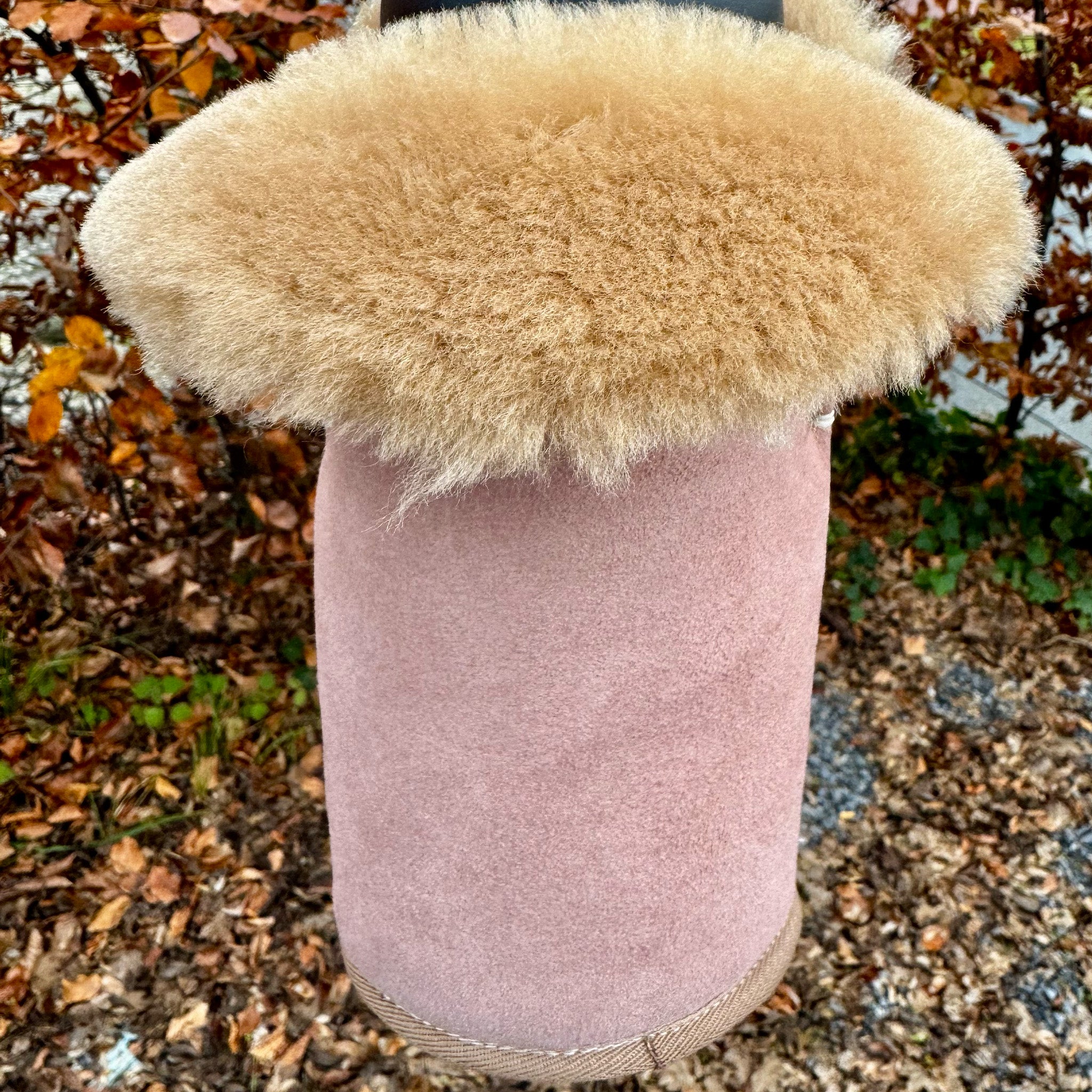 Kywie model Tulip voor wijn en normale champagne flessen.De wijnkoeler is volledig gemaakt van natuurlijke schapenvacht. foto model Onyx omdat deze wat meer roze is dan productfoto leverancier.