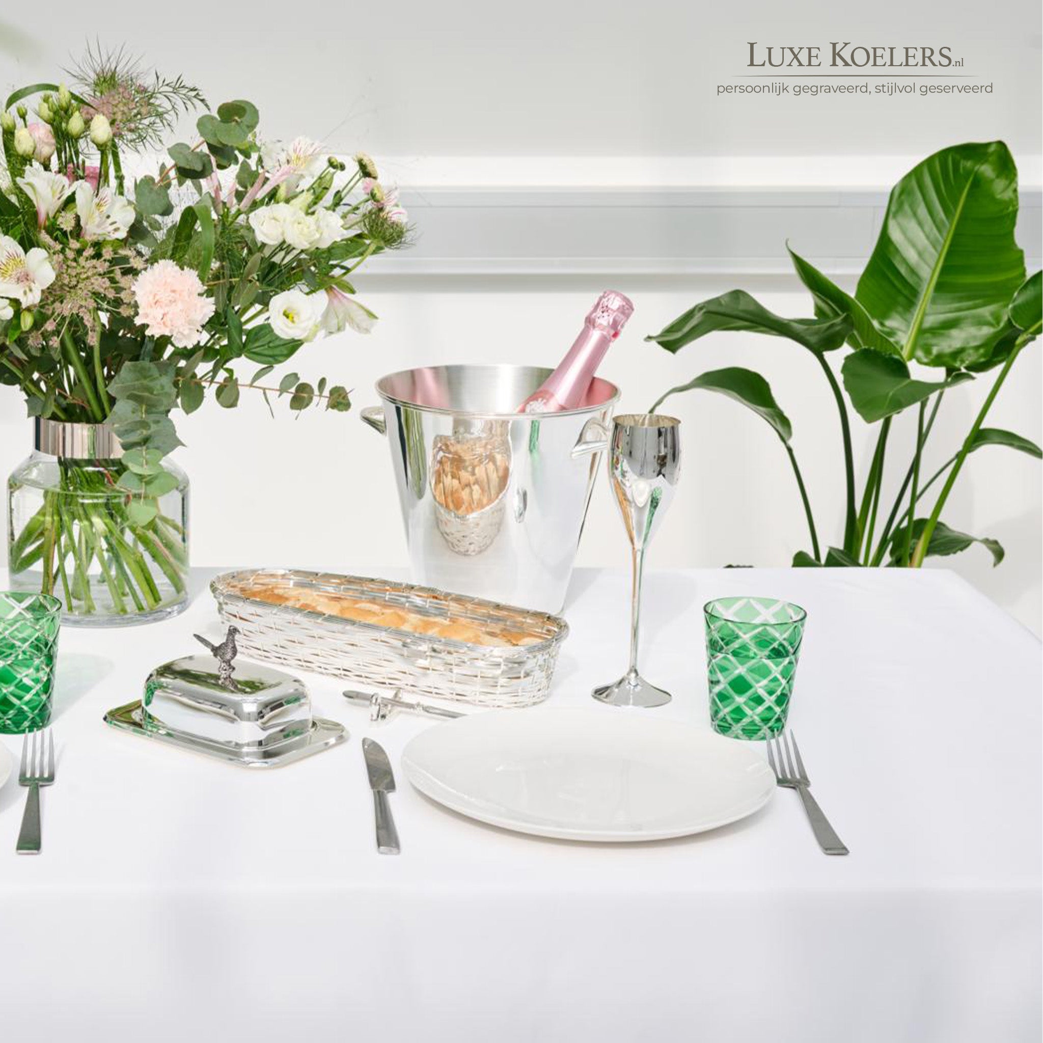 foto van tafel met bord en bestek planten met verzilverde koeler calo