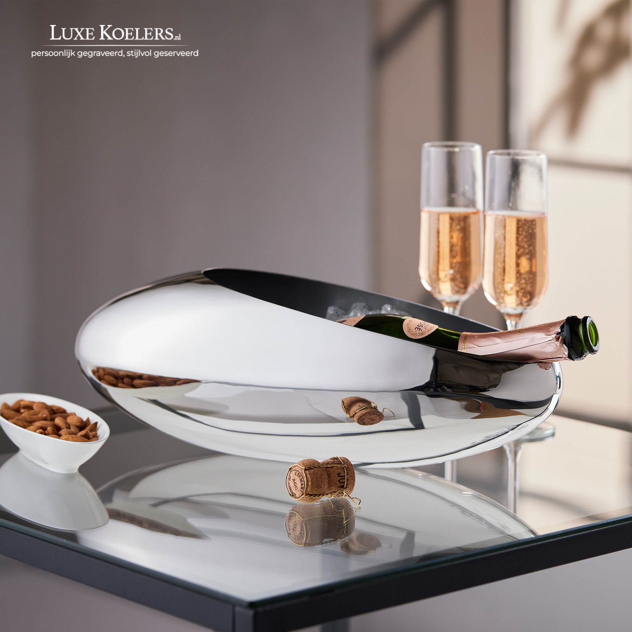 koeler met nootjes en wijn op glazen tafeltje