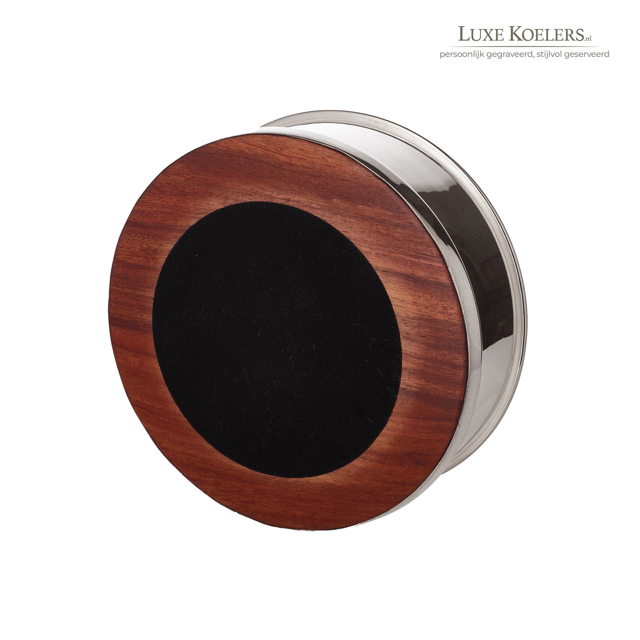 Zilveren wijn onderzetter met houten bodem op witte achtergrond