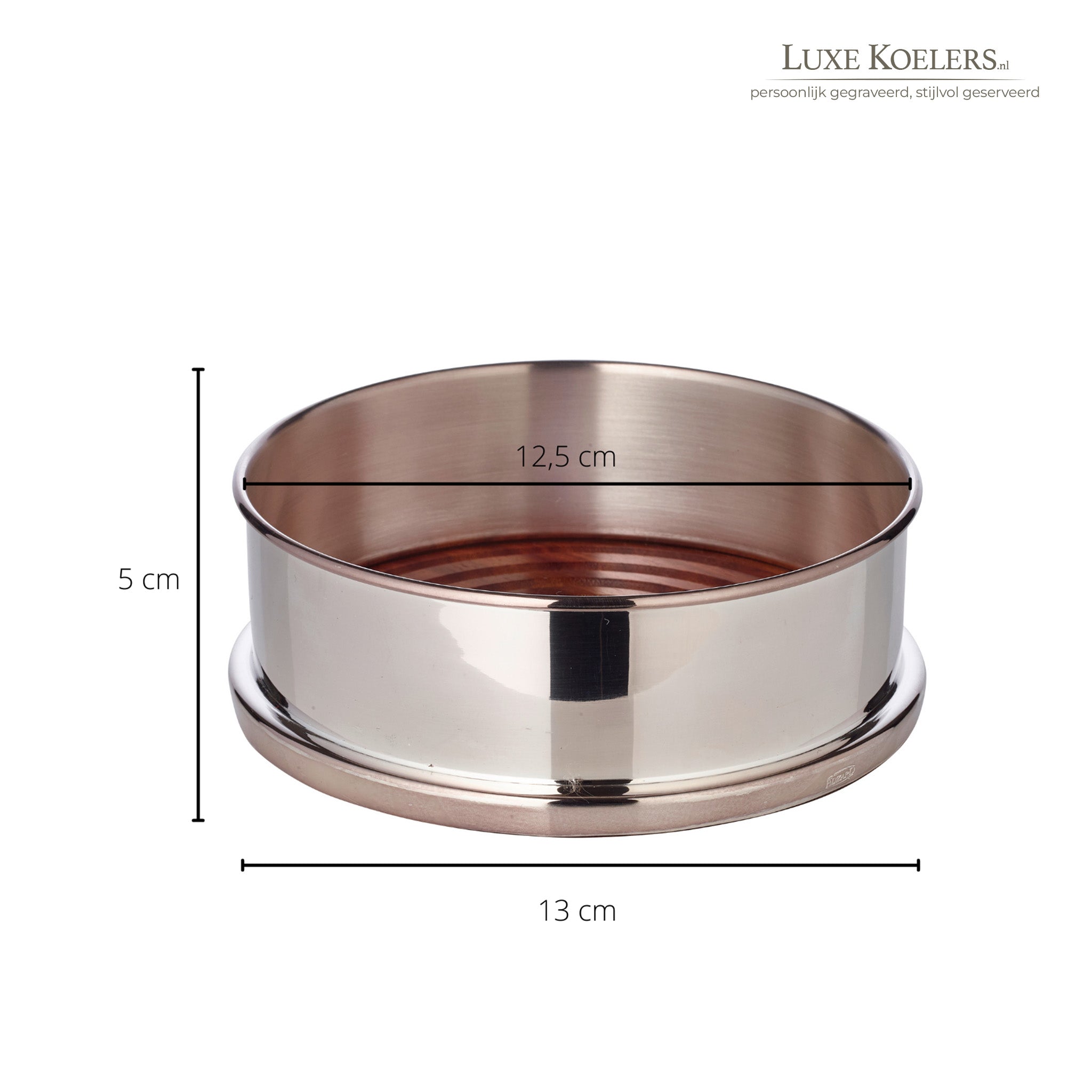 Zilveren wijn onderzetter met houten bodem op witte achtergrond