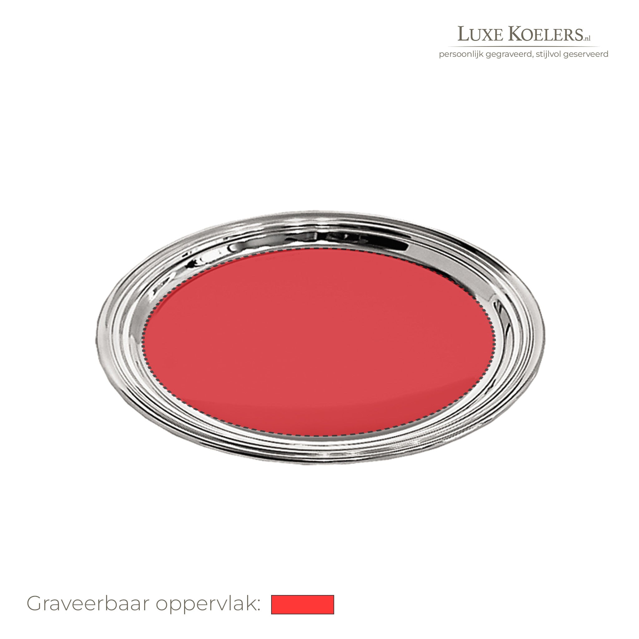 Witte achtergrond met logo rechts boven. Op voorwerp staat een rood vlak waarbinnen gegraveerd kan worden. Verzilverde wijnfles onderzetter
