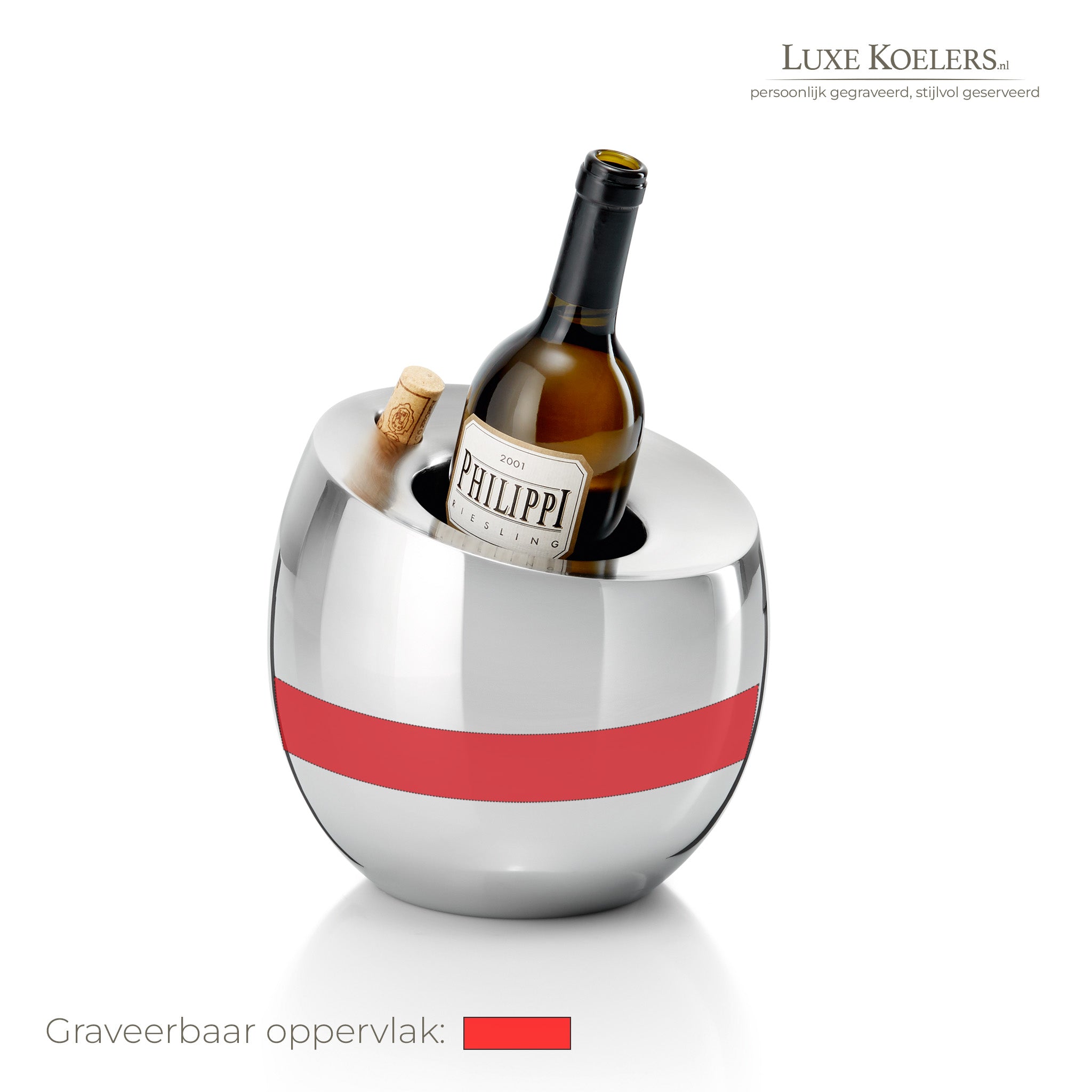 Witte achtergrond met logo rechts boven. Op voorwerp staat een rood vlak waarbinnen gegraveerd kan worden. Koeler met dikke rand en opening voor wijnkurk