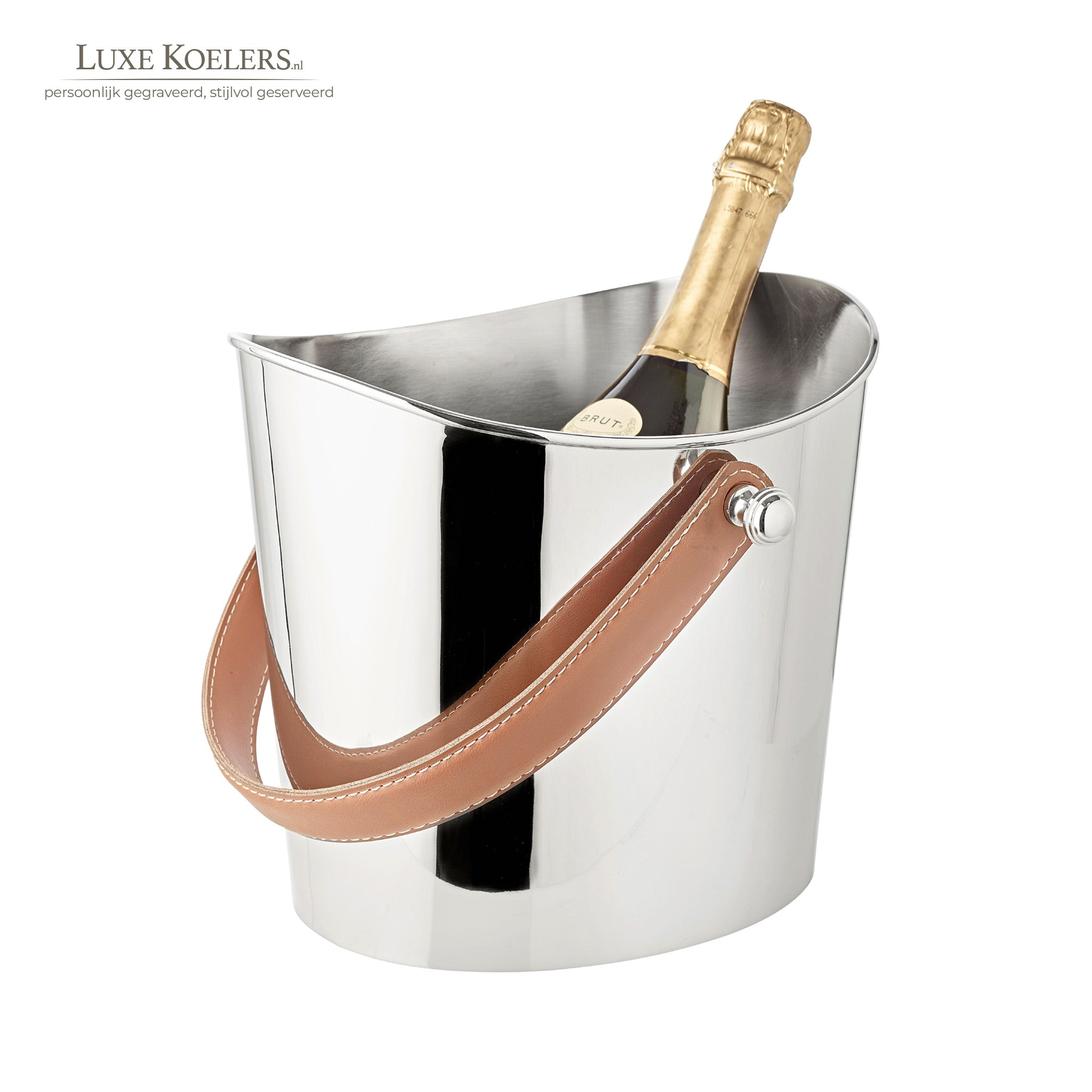 Zilveren champagnekoeler met leren hengsel op een witte achtergrond