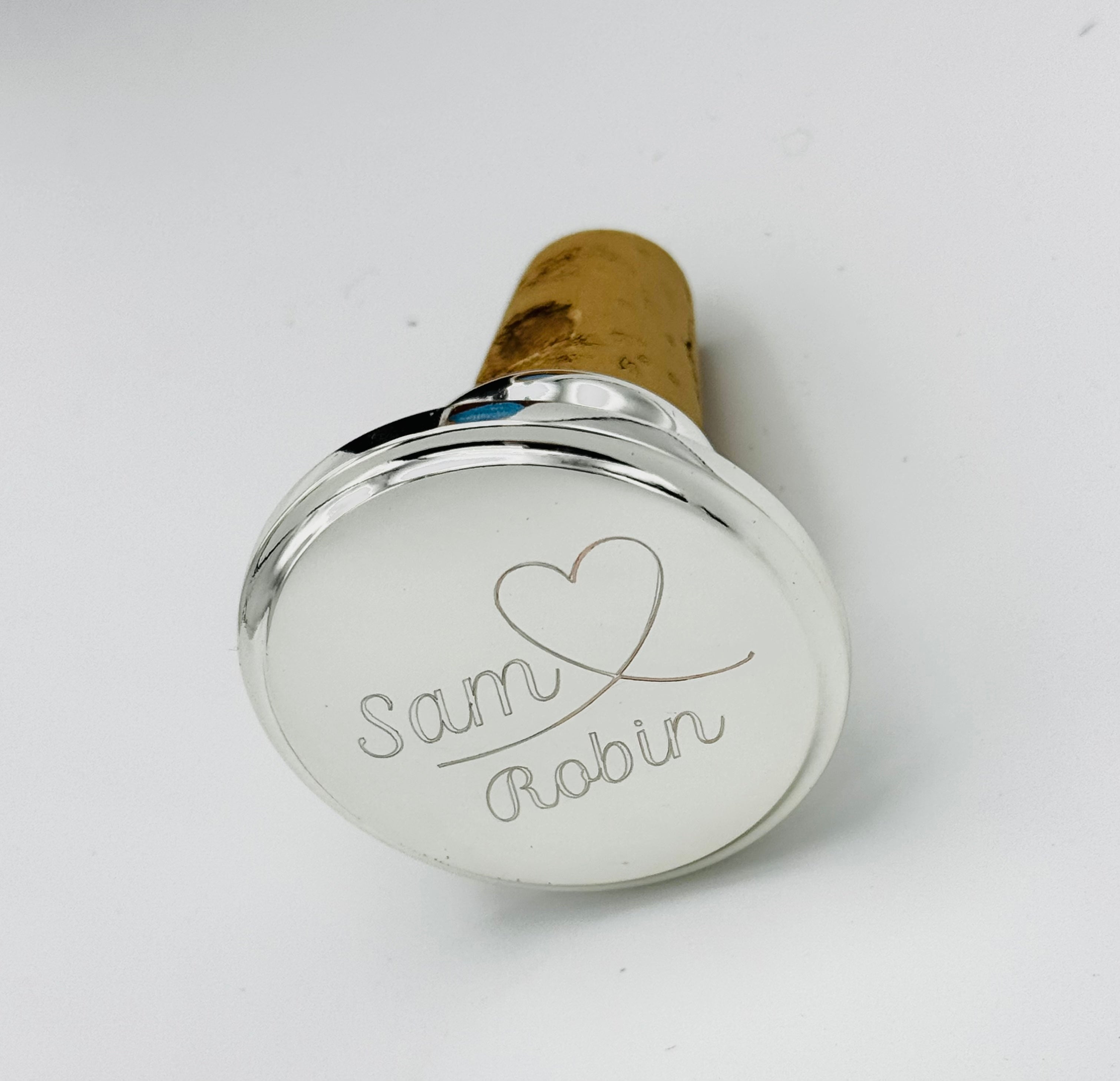 Op grijs witte achtergrond een wijn stop met tekst. Sam en Robin