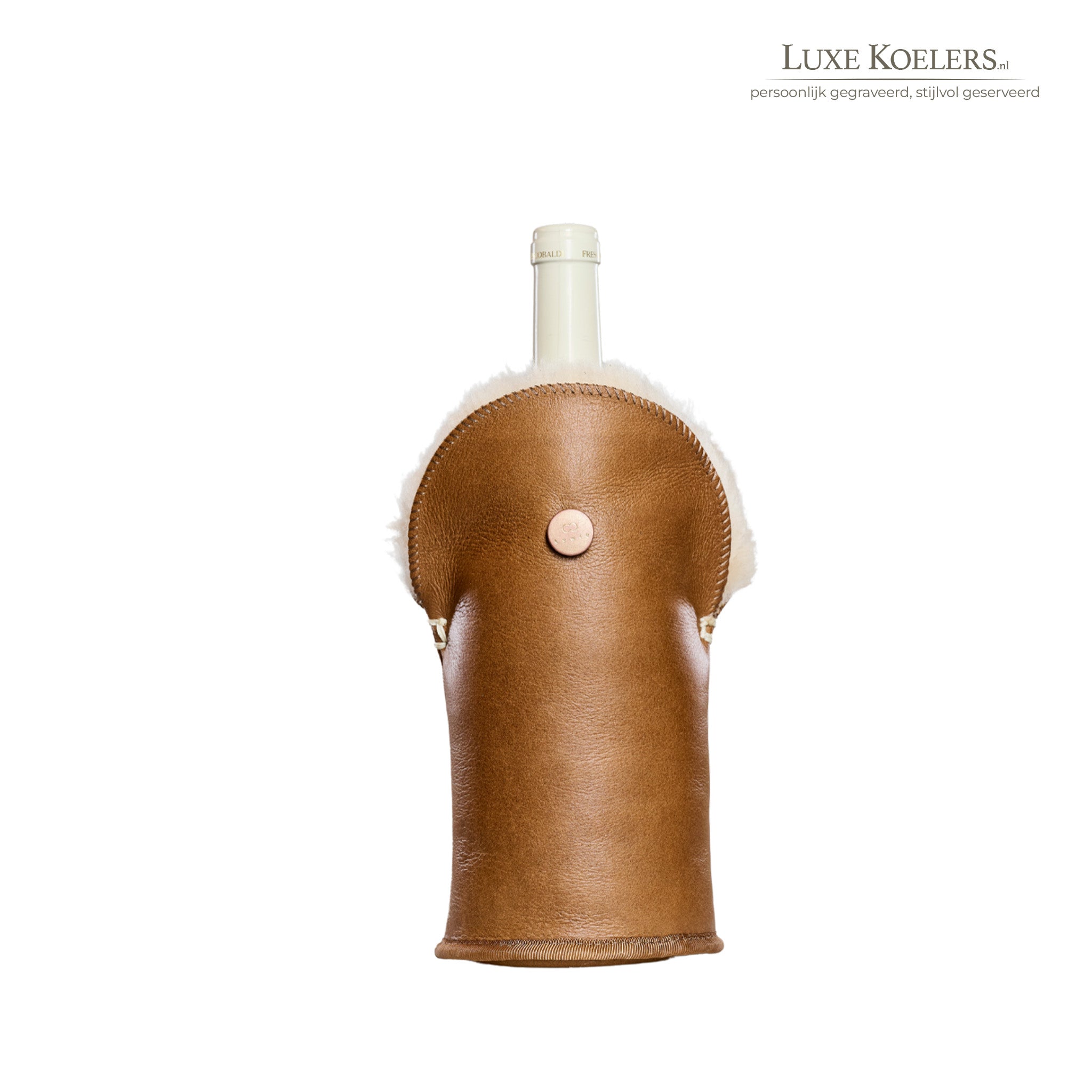 Kywie model Tulip voor wijn en normale champagne flessen.De wijnkoeler is volledig gemaakt van natuurlijke schapenvacht. Koeler met fles tegen witte achtergrond. Kleur Camel