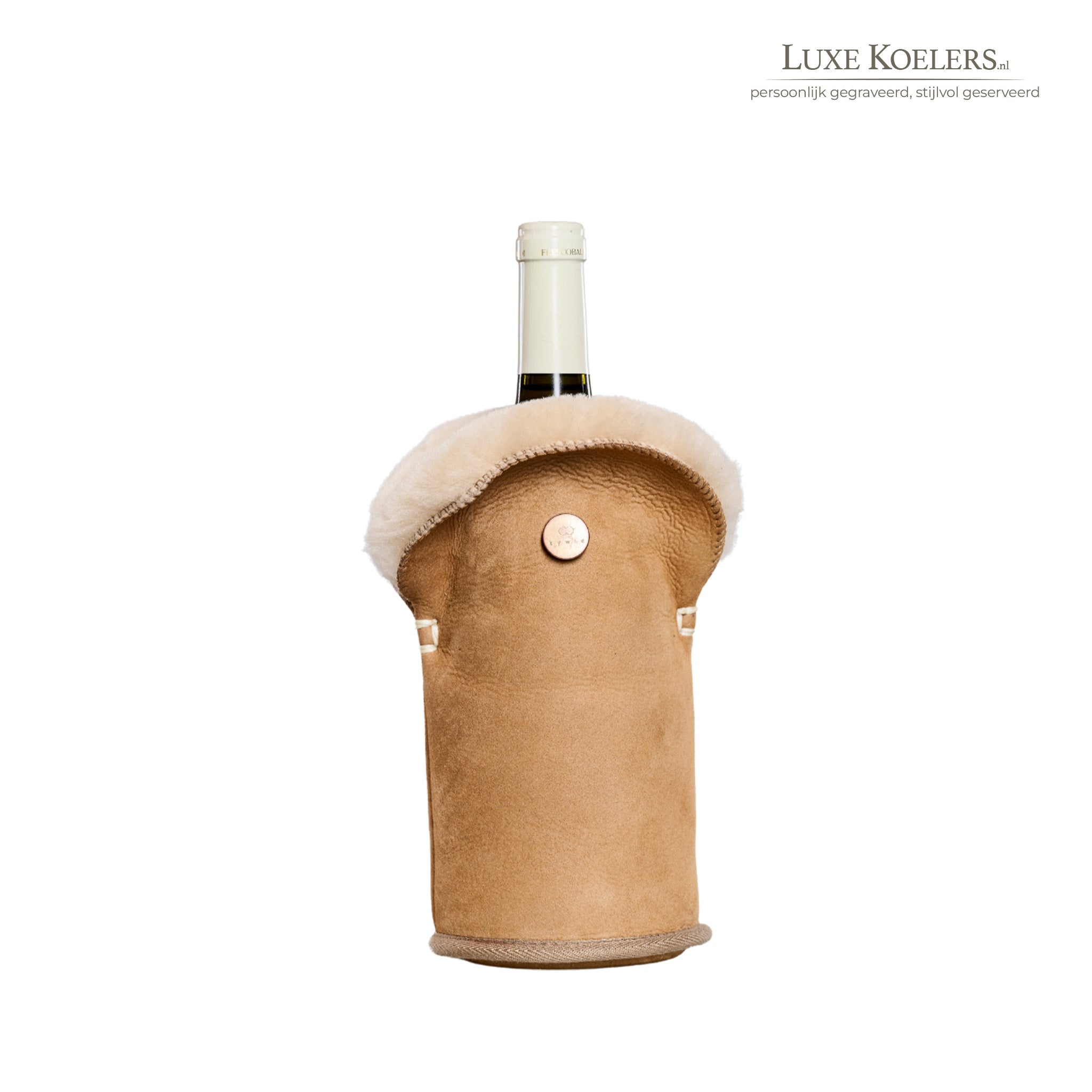 Kywie model Tulip voor wijn en normale champagne flessen.De wijnkoeler is volledig gemaakt van natuurlijke schapenvacht. Koeler met fles tegen witte achtergrond. Kleur Camel