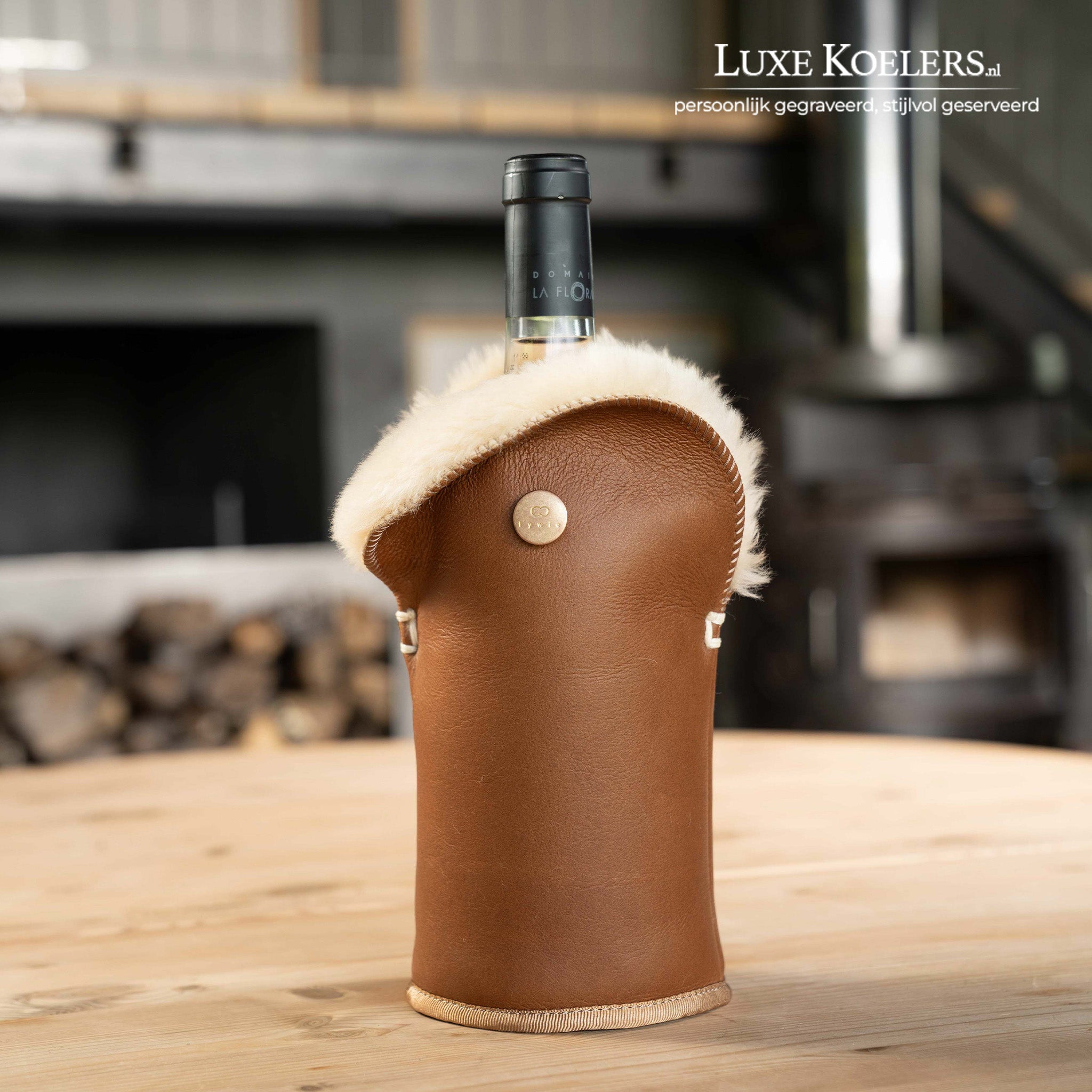 Kywie model Tulip voor wijn en normale champagne flessen.De wijnkoeler is volledig gemaakt van natuurlijke schapenvacht. Koeler staat op houten ondergrond. Kleur camel (nappa leer)