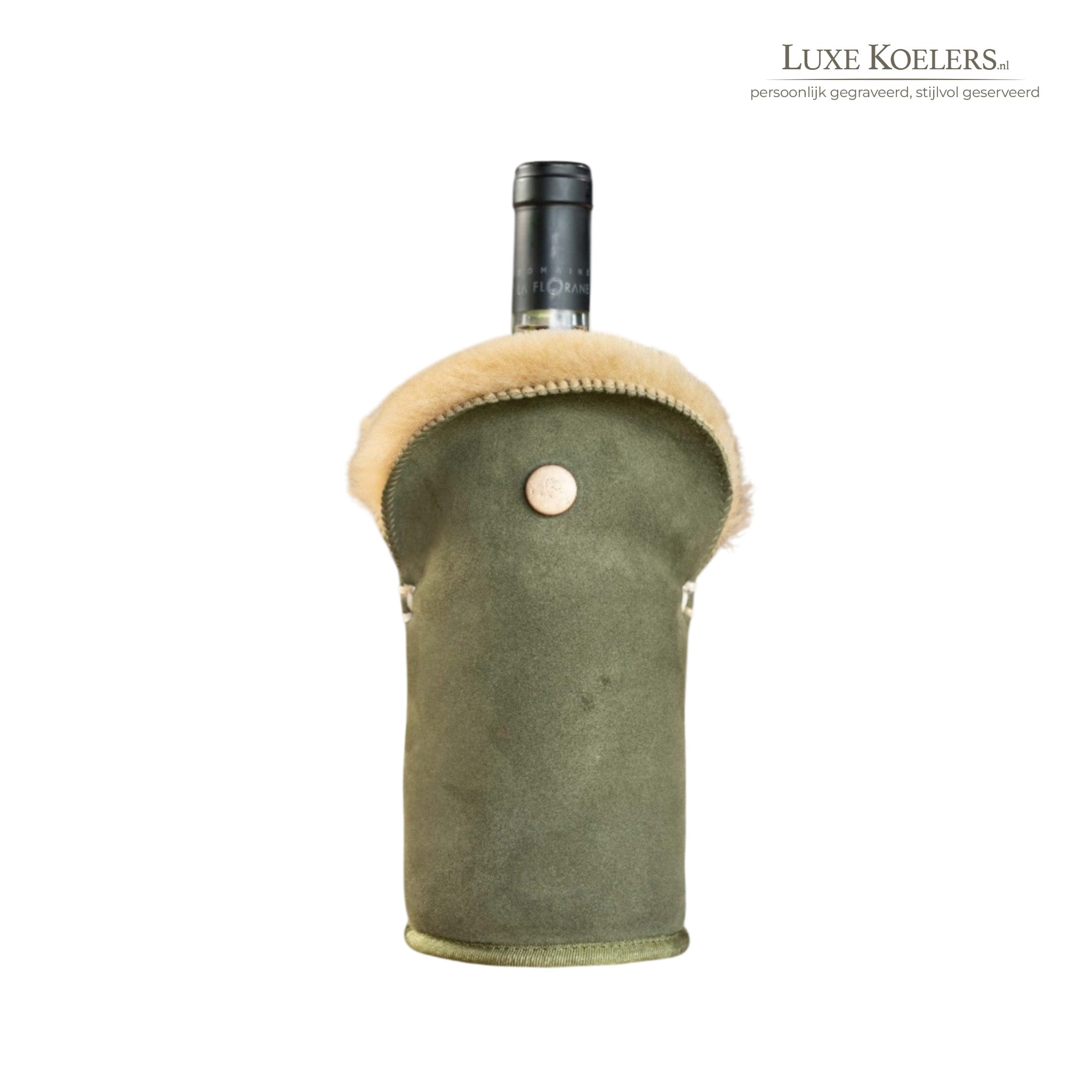 Kywie model Tulip voor wijn en normale champagne flessen.De wijnkoeler is volledig gemaakt van natuurlijke schapenvacht. Koeler met fles tegen witte achtergrond. Kleur Olive