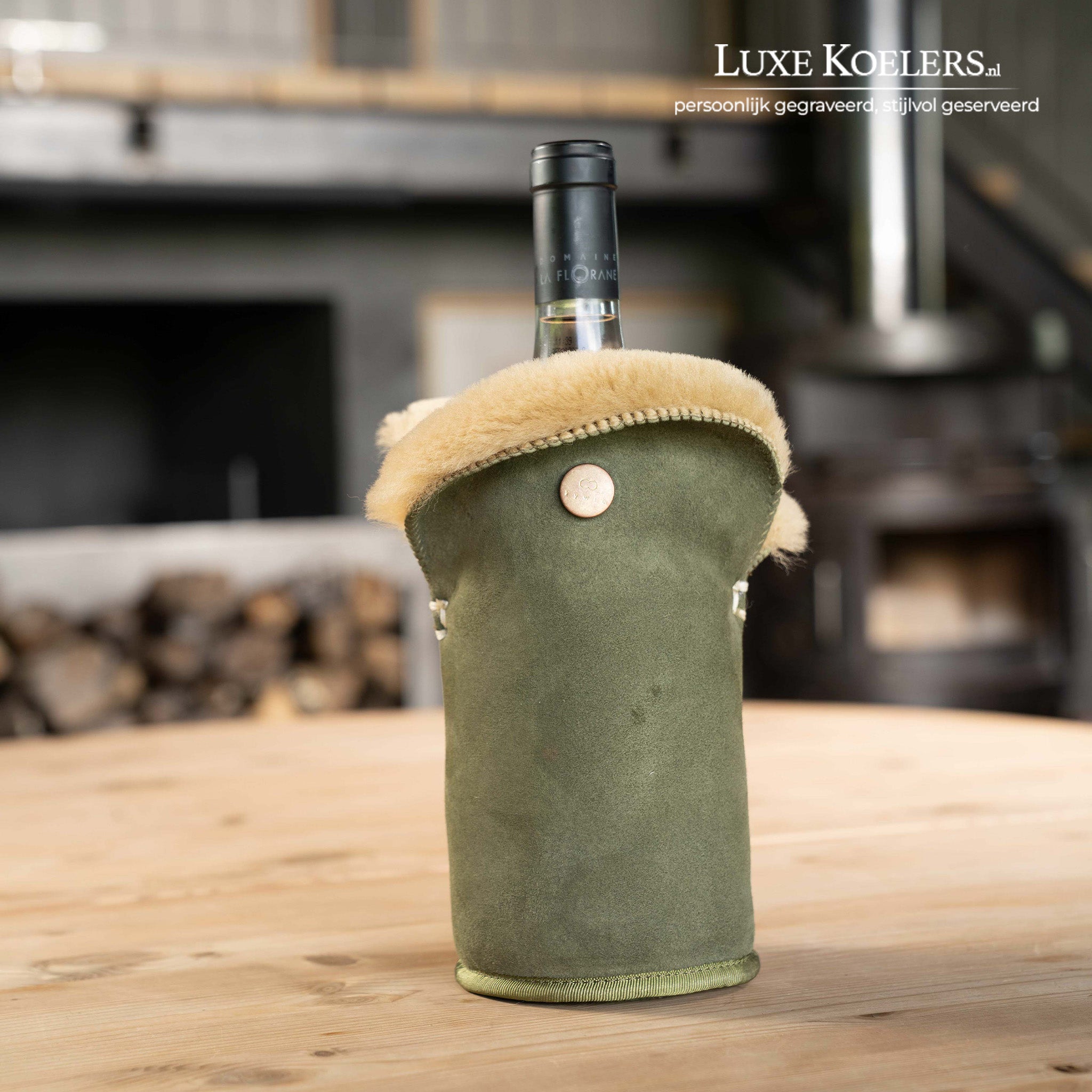 Kywie model Tulip voor wijn en normale champagne flessen.De wijnkoeler is volledig gemaakt van natuurlijke schapenvacht. Koeler staat op houten ondergrond. Kleur Olive (olijf groen)