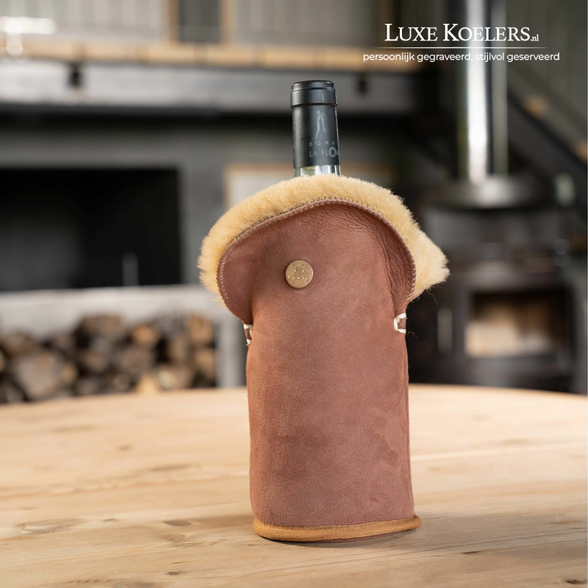 Kywie model Tulip voor wijn en normale champagne flessen.De wijnkoeler is volledig gemaakt van natuurlijke schapenvacht. Koeler staat op houten ondergrond. Kleur Terra (roodbruin)