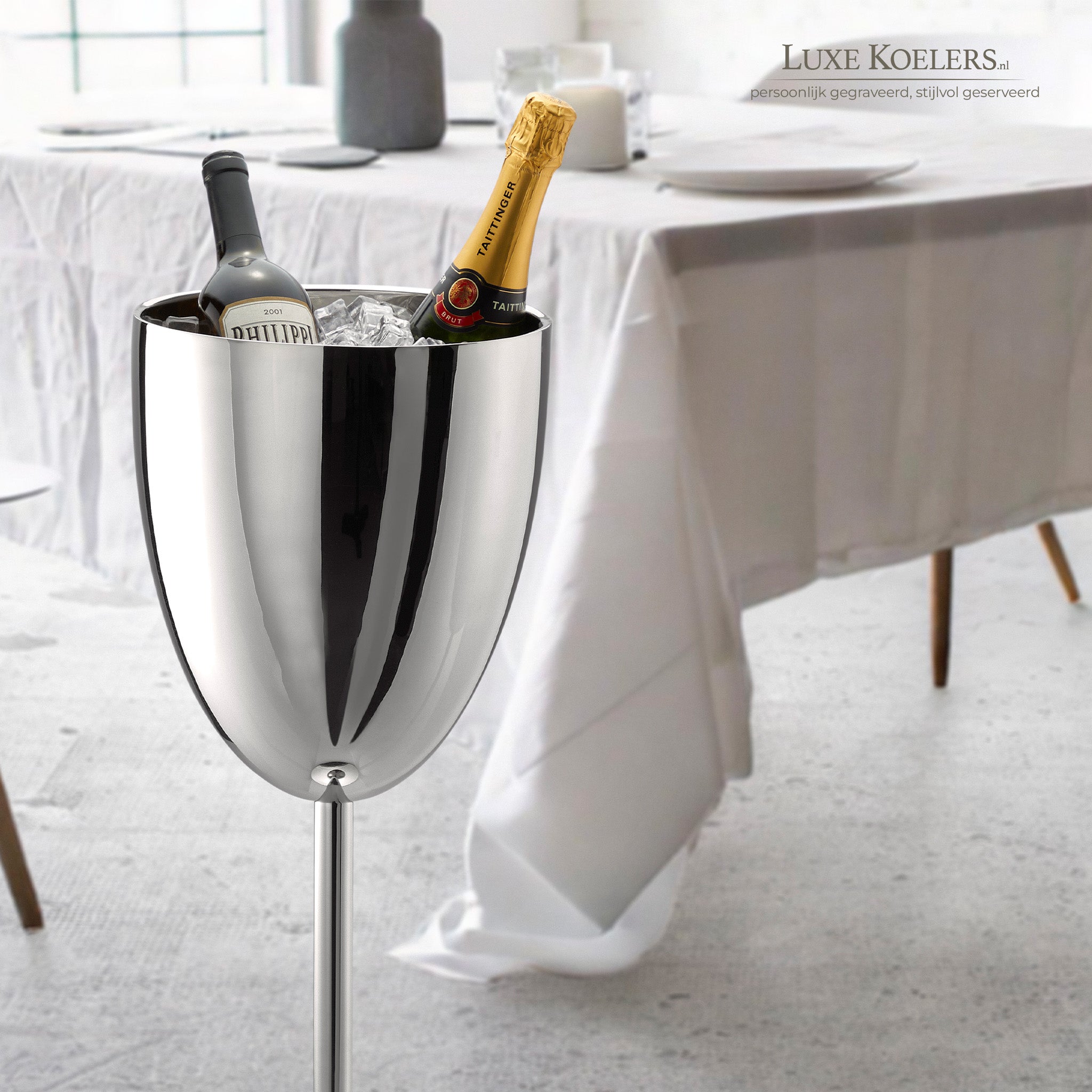 grote champagnekoeler op voet met meerdere flessen en ijs