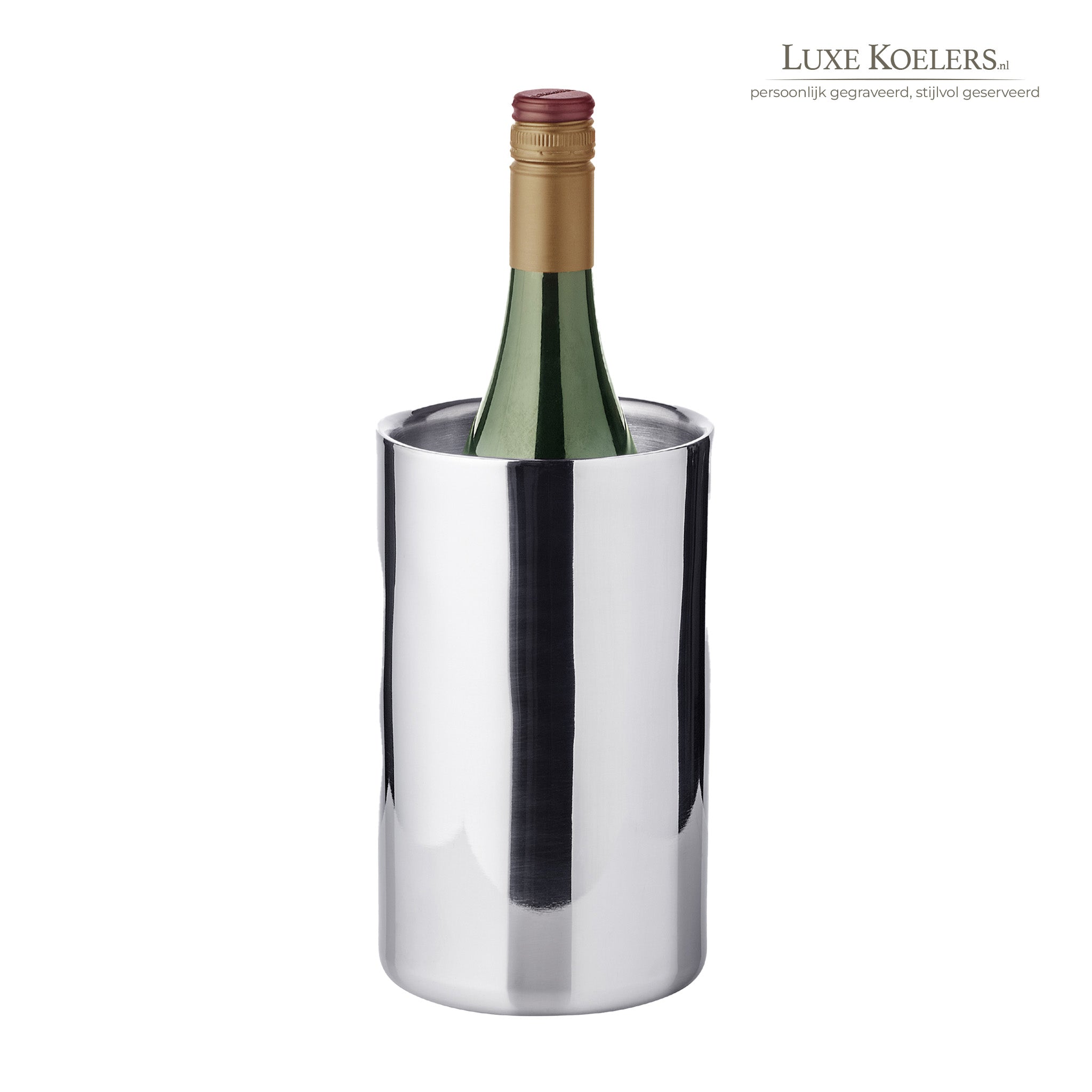 witte achtergrond glanzende koeler cilinder met groene wijnfles