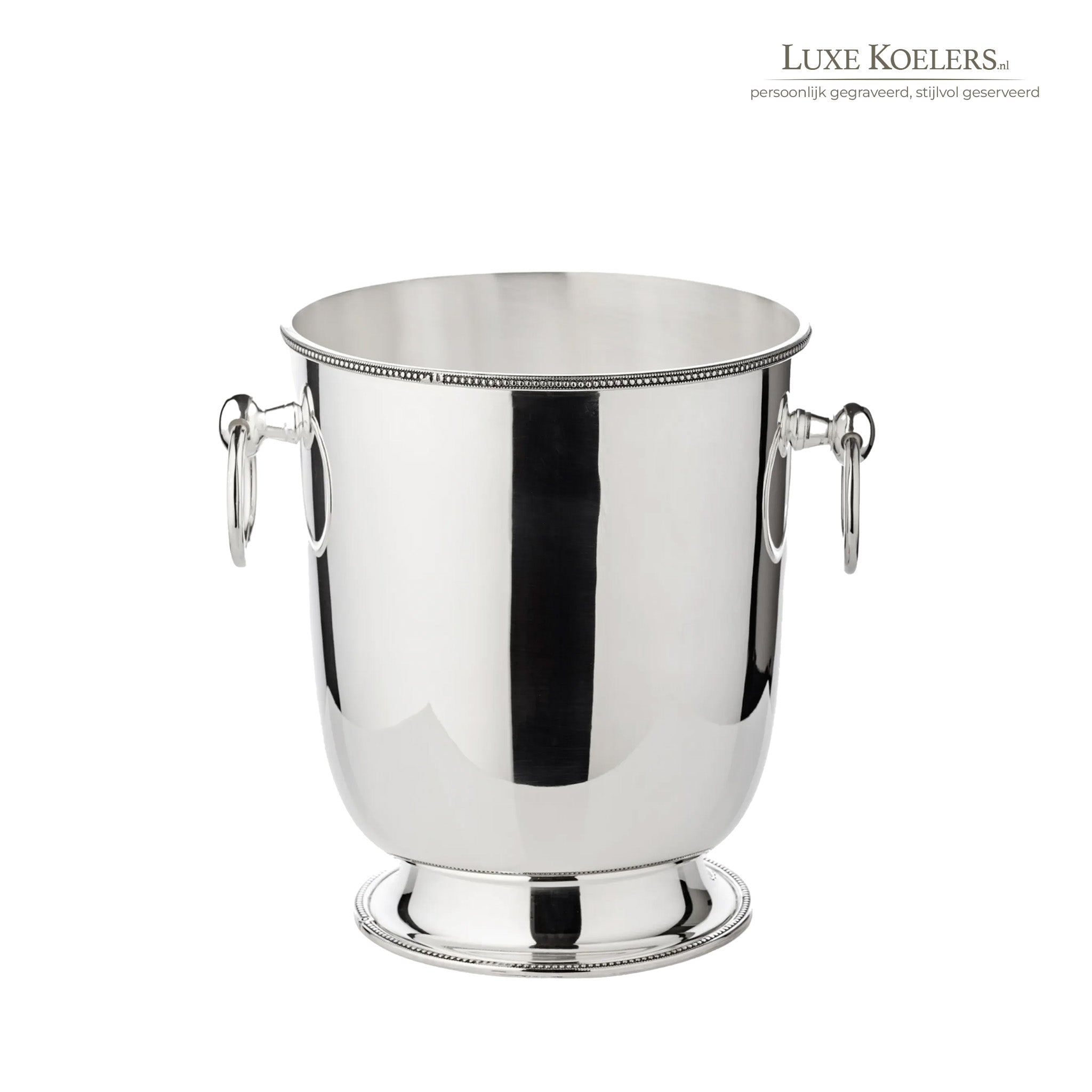 Witte achtergrond met verzilverde koeler. Langs voet en opening kleine balletjes genaamd parelrand. De koeler heeft oren.