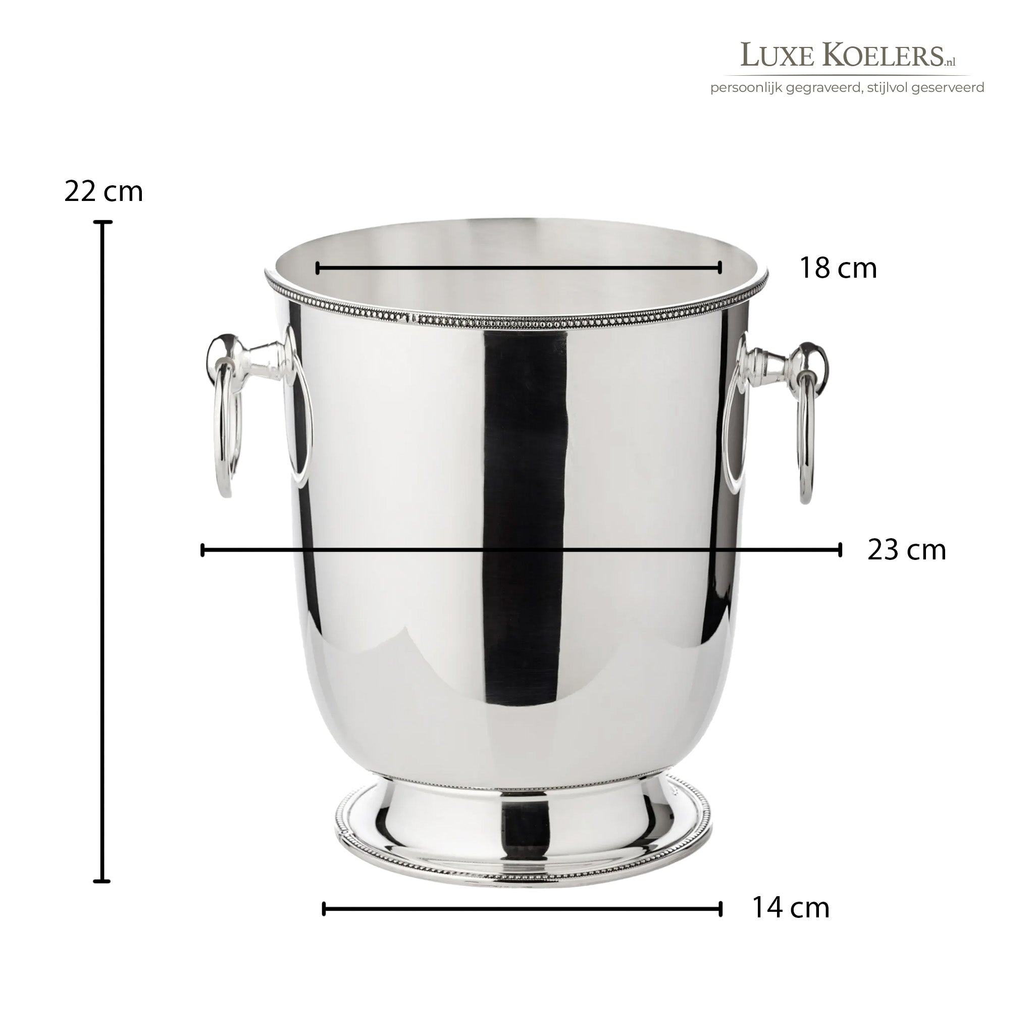 Koeler voor wijn of champagne met de afmetingen. Hoogte 22cm. diameter binnenkant 18 cm. Doorsnede buitenkant is 23 cm met oren. diameter voet 14 cm.
Achtergrond foto wit