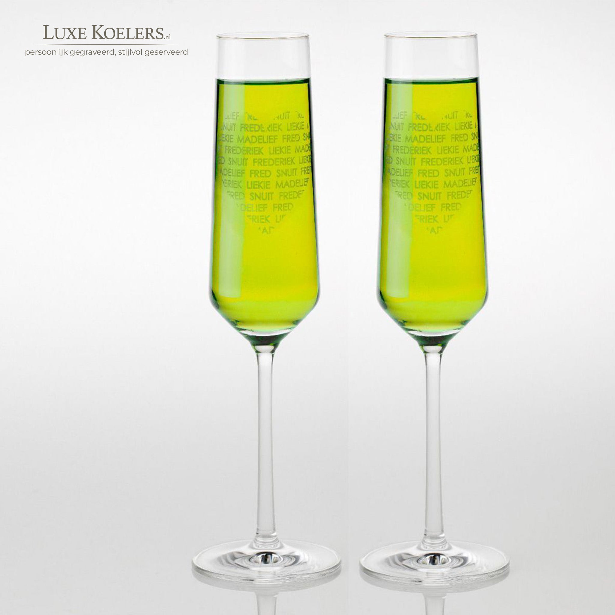 twee champagneglazen model pure van schott zwiesel met gravure en groen drankje