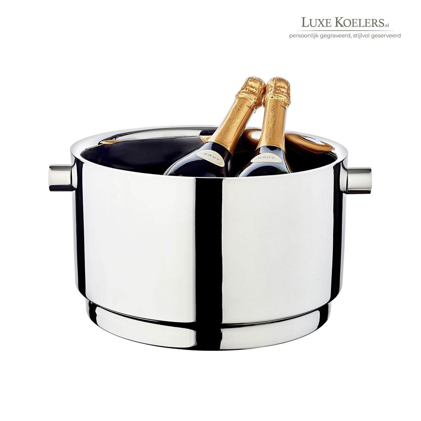 Zilveren champagnekoeler op een witte achtergrond met twee champagneflessen er in