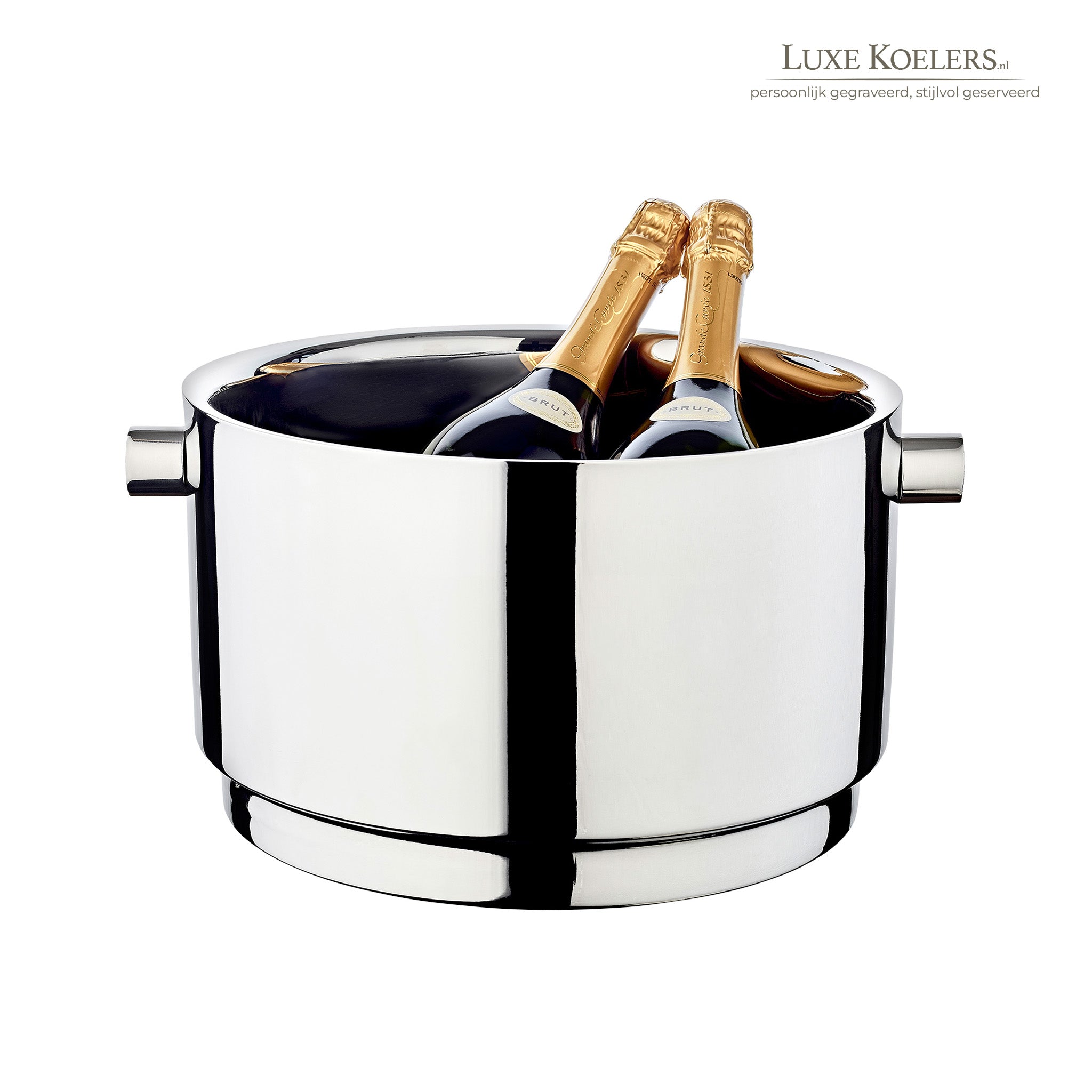 Zilveren champagnekoeler op een witte achtergrond met twee champagneflessen er in