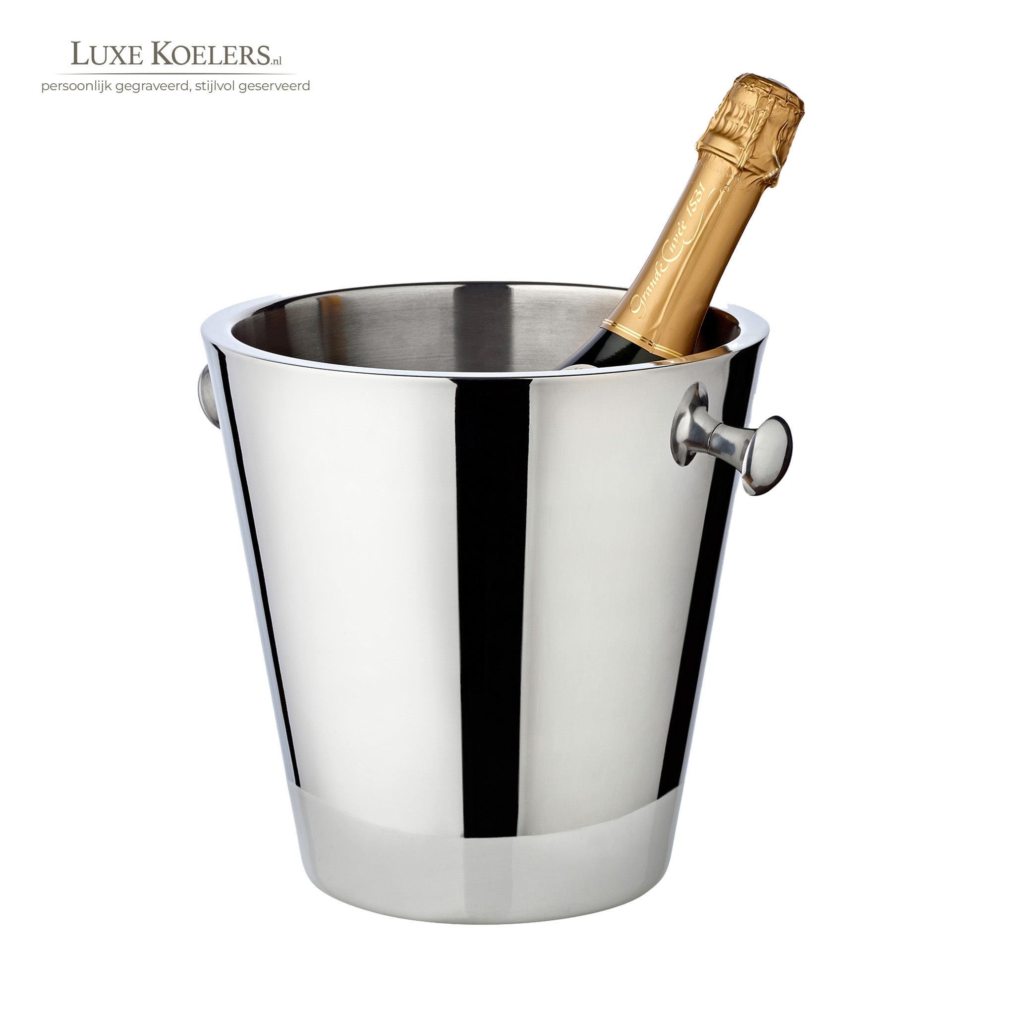 Zilveren champagnekoeler met oren en een gouden champagnefles op een witte achtergrond