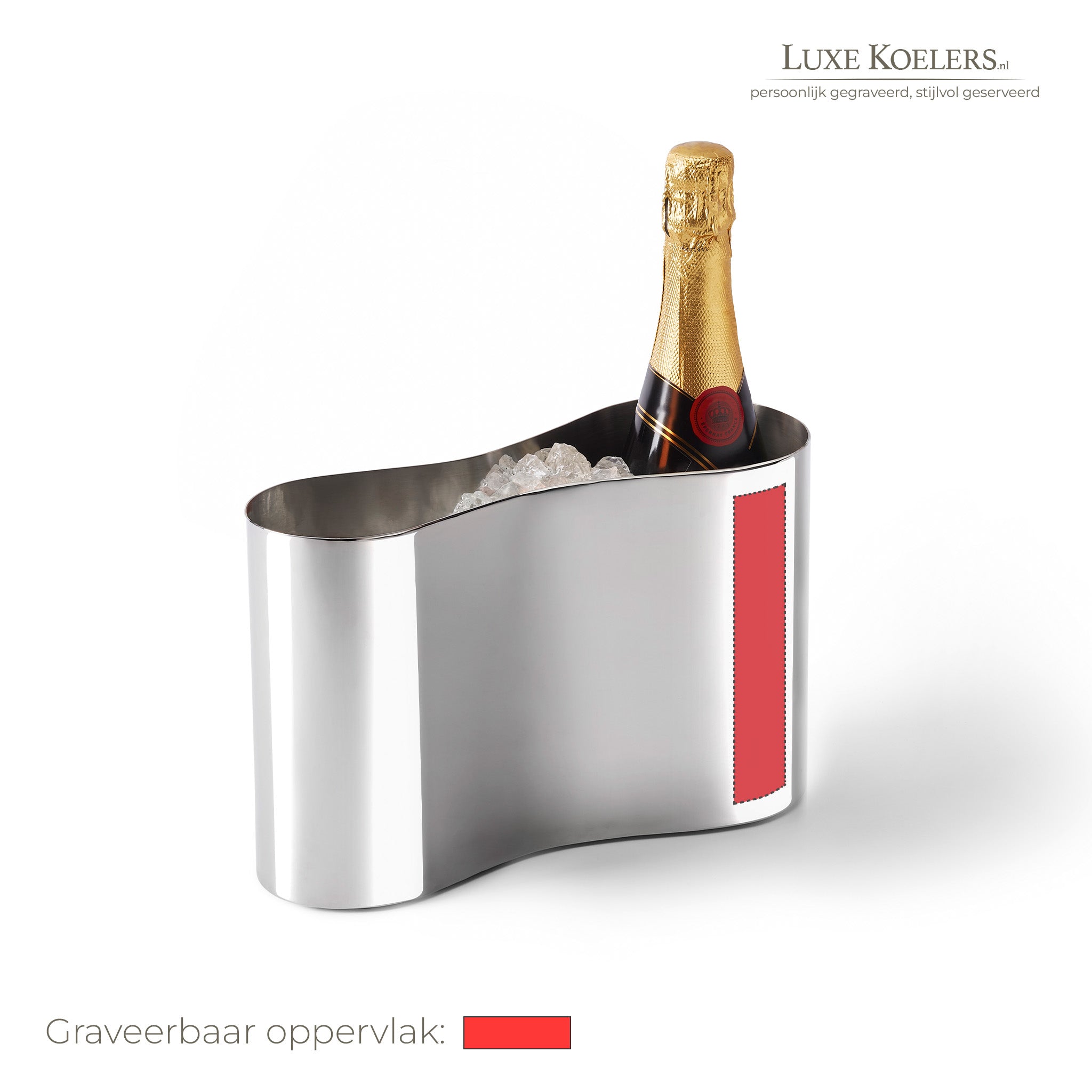 Witte achtergrond met logo rechts boven. Op voorwerp staat een rood vlak waarbinnen gegraveerd kan worden. Koeler met organische vorm voor twee flessen