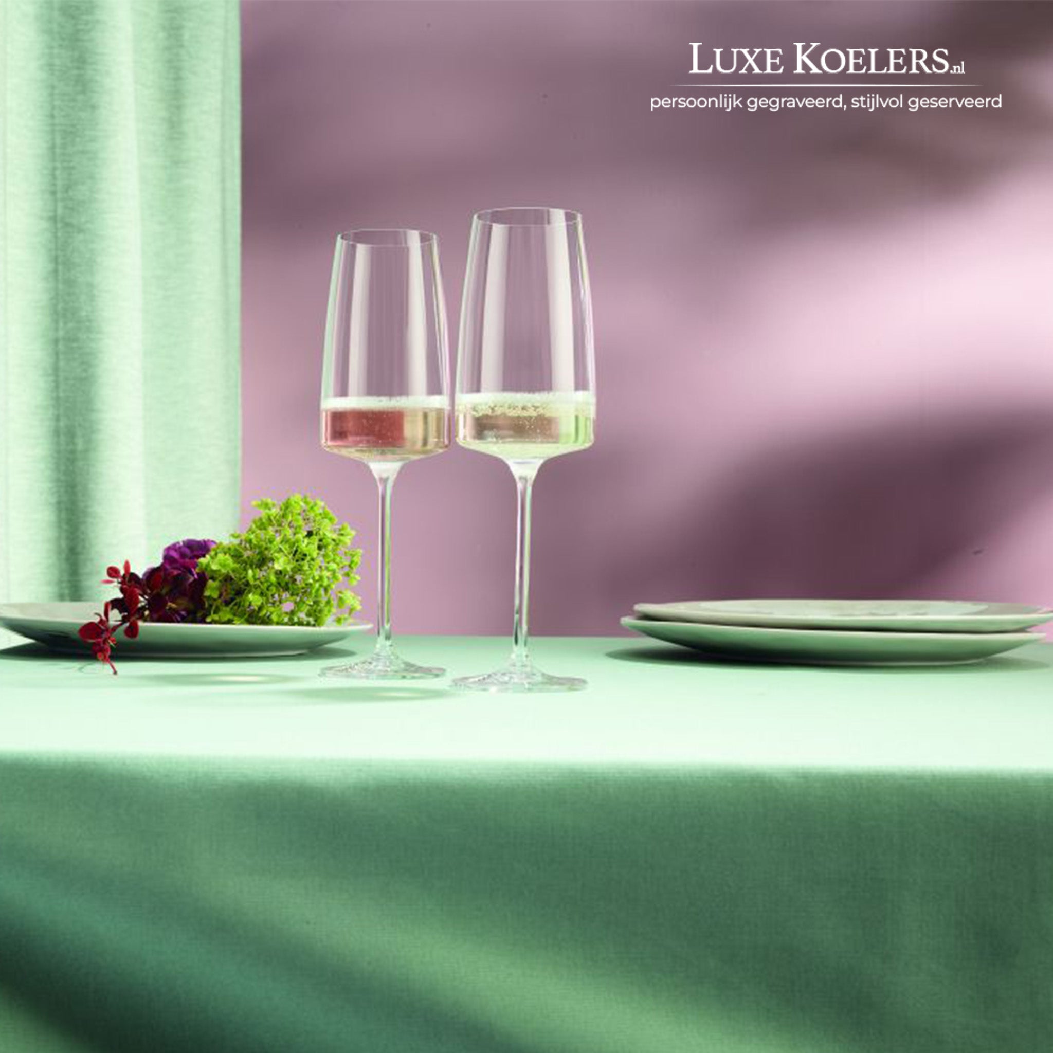 Twee glazen op een groene tafel met paarse achtergrond en een wit logo in de hoek