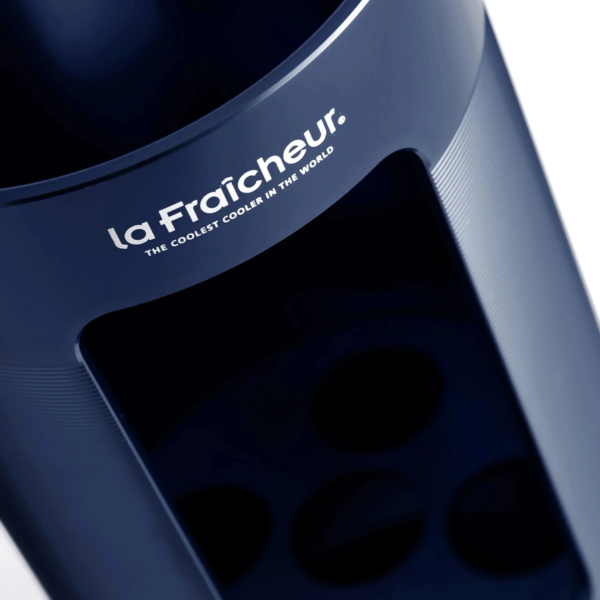detailfoto van binnenkant van een aluminium donkerblauwe koeler