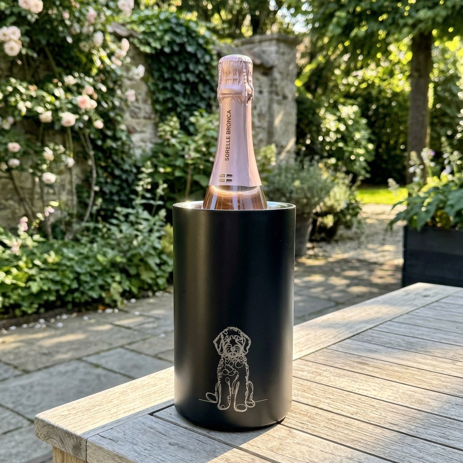 matzwarte koeler op houten tafel in tuin