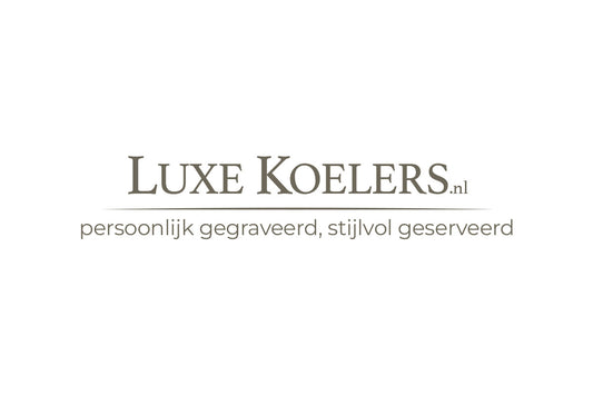 witte achtergrond met logo luxe koelers er op 