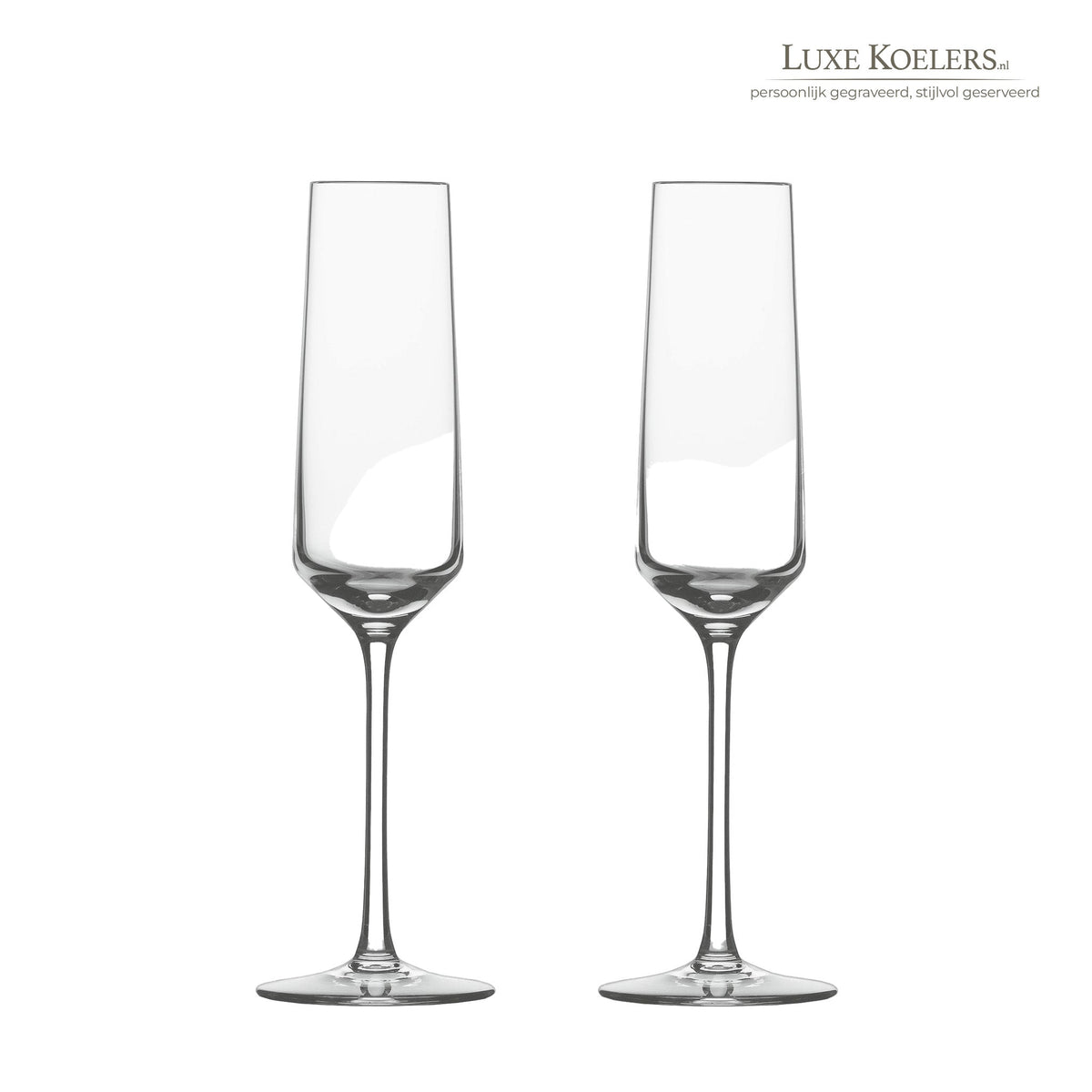 Twee Schott Zwiesel Pure champagneglazen op een witte achtergrond