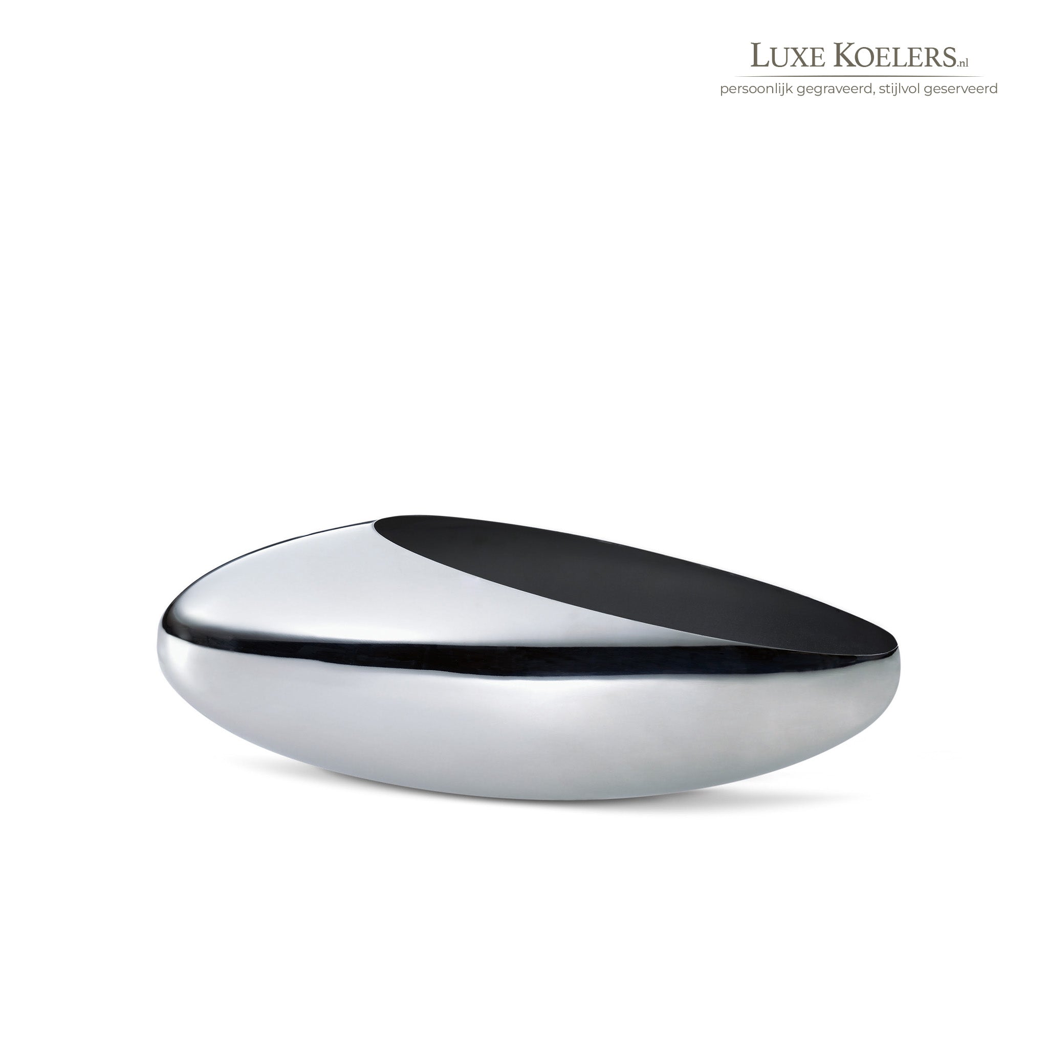 witte achtergond met glanzende metalen koeler