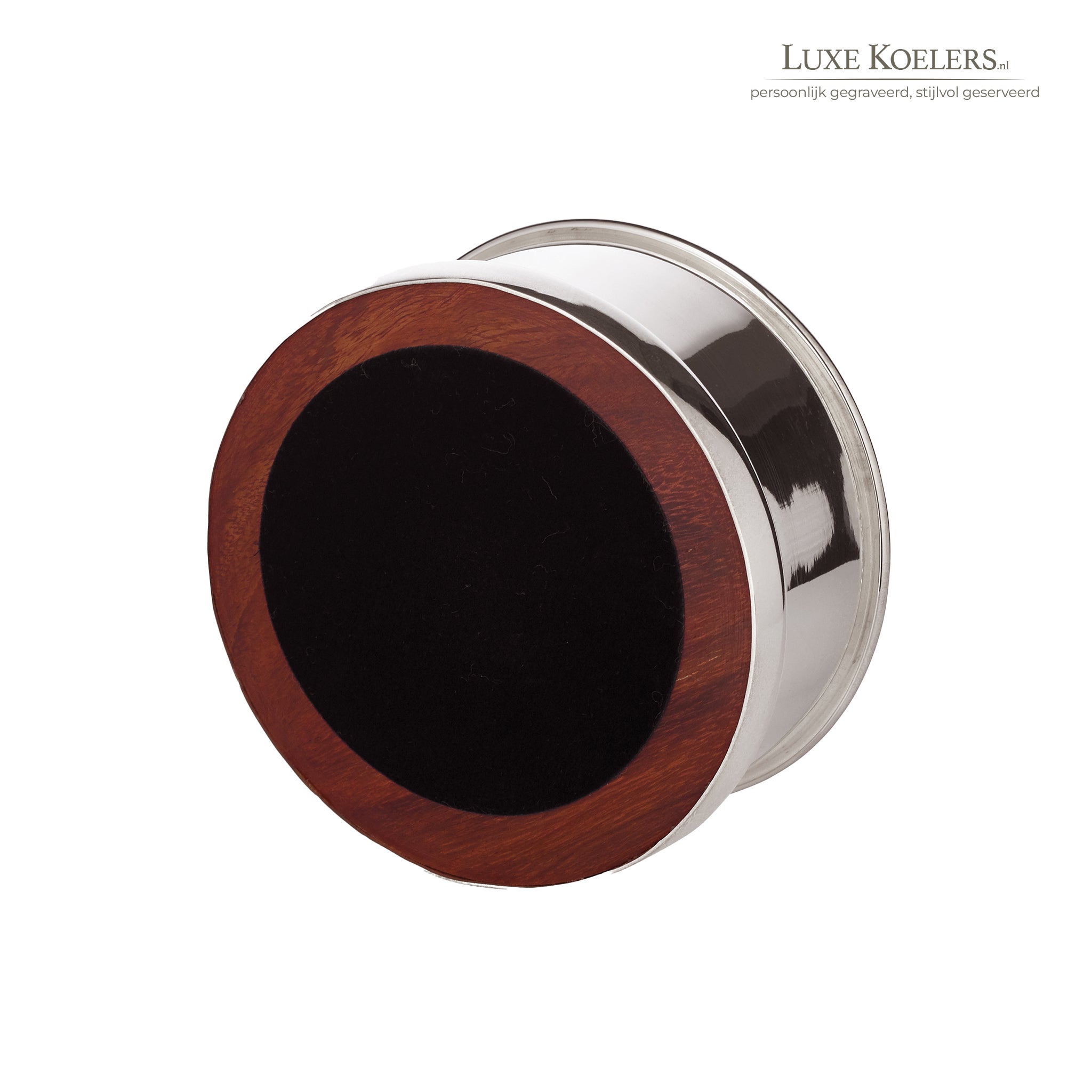 Zilveren wijn onderzetter met houten bodem op witte achtergrond