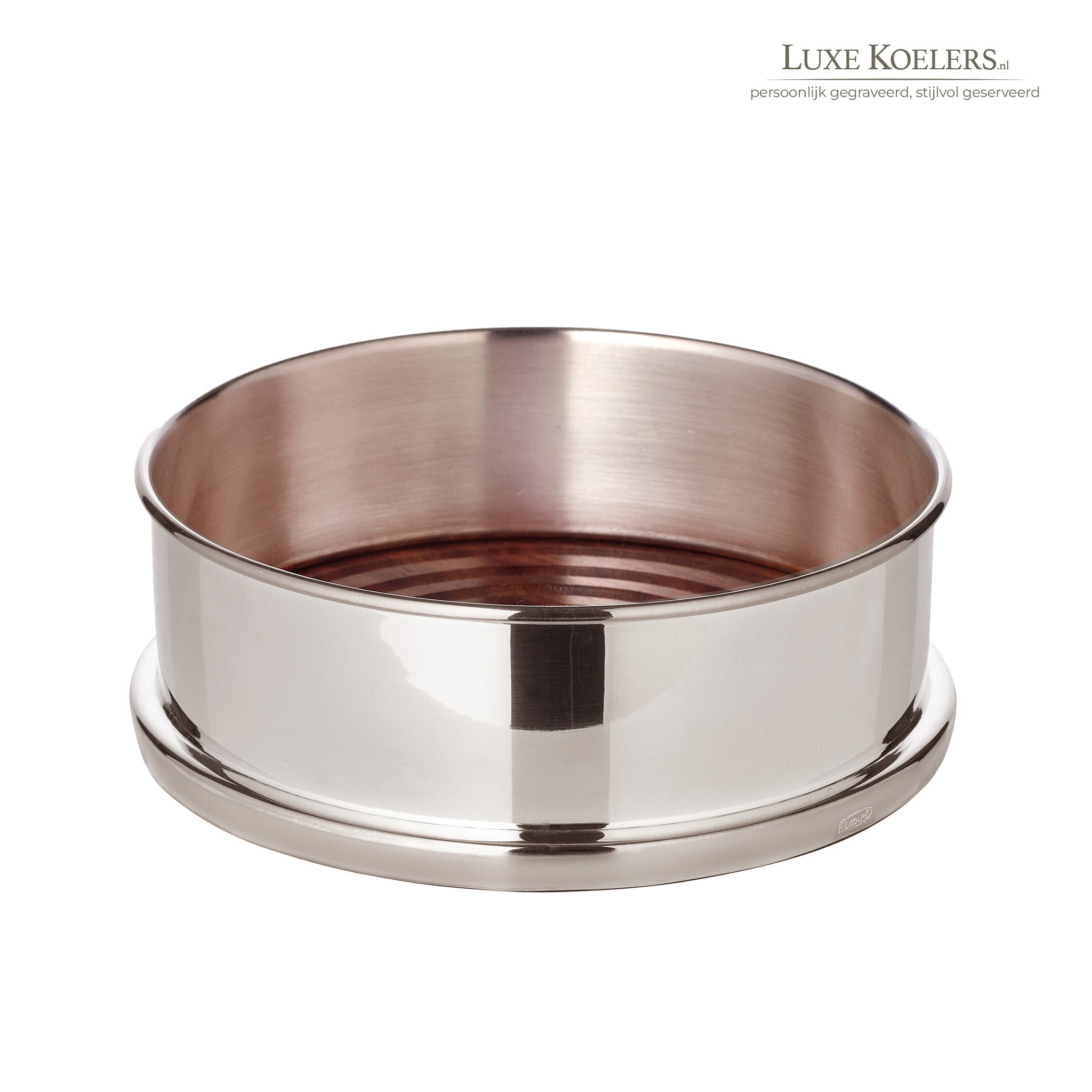 Zilveren wijn onderzetter met houten bodem op witte achtergrond