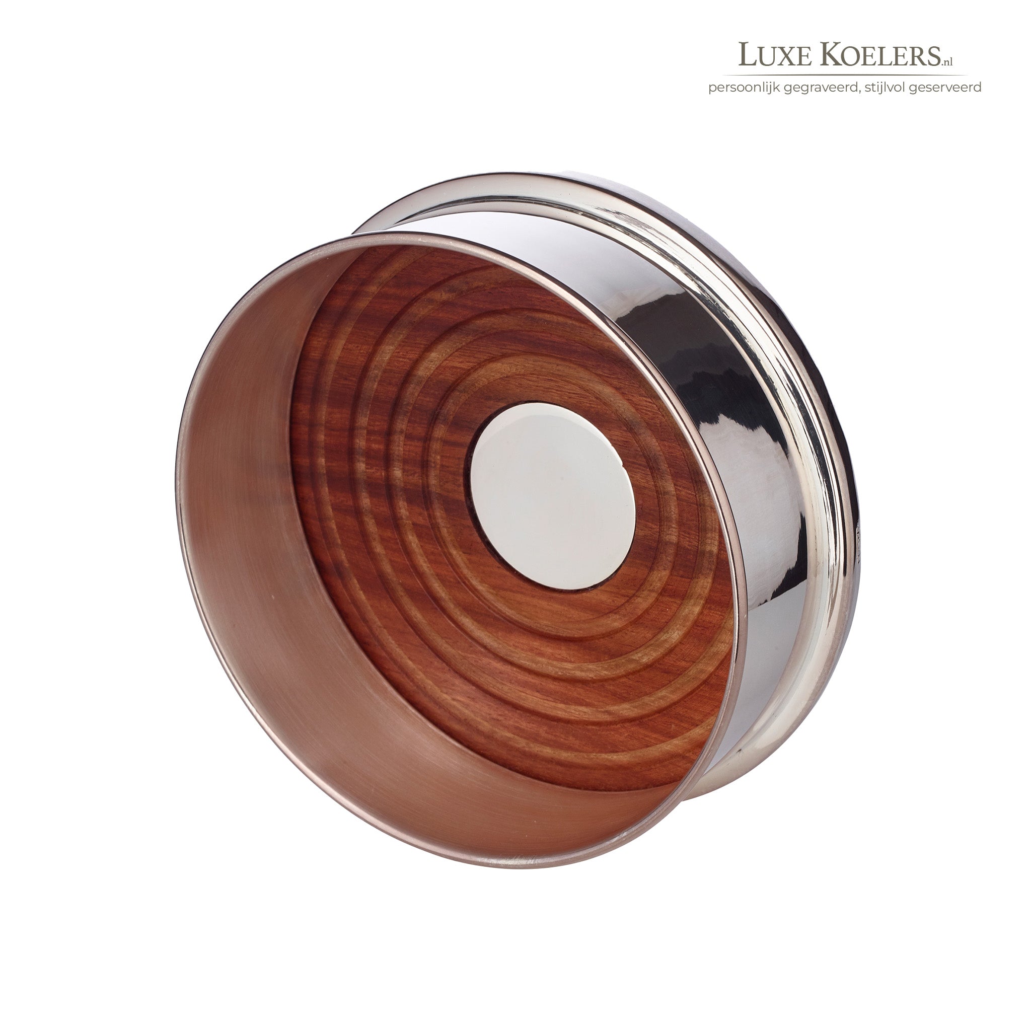 Zilveren wijn onderzetter met houten bodem op witte achtergrond