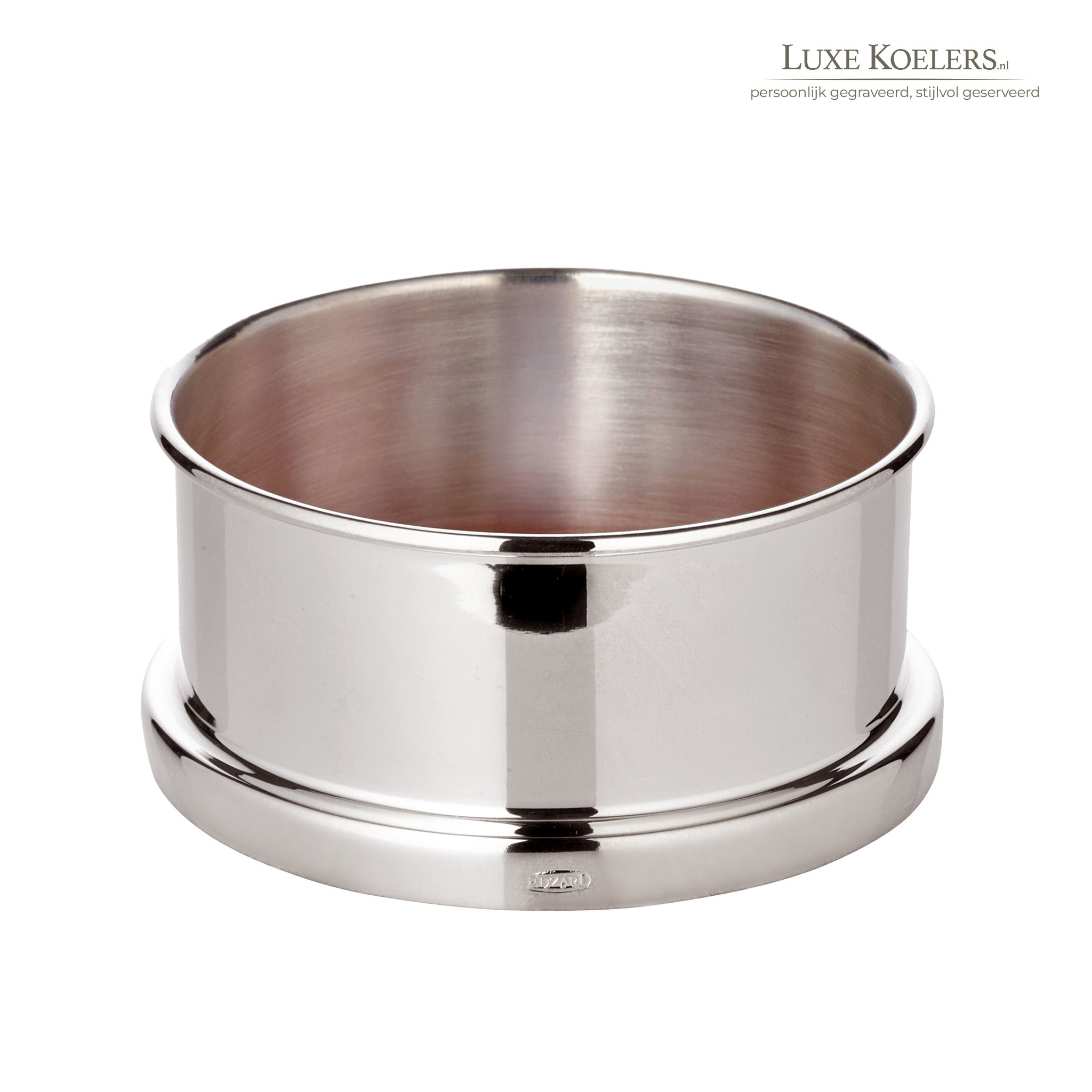 Zilveren wijn onderzetter met houten bodem op witte achtergrond