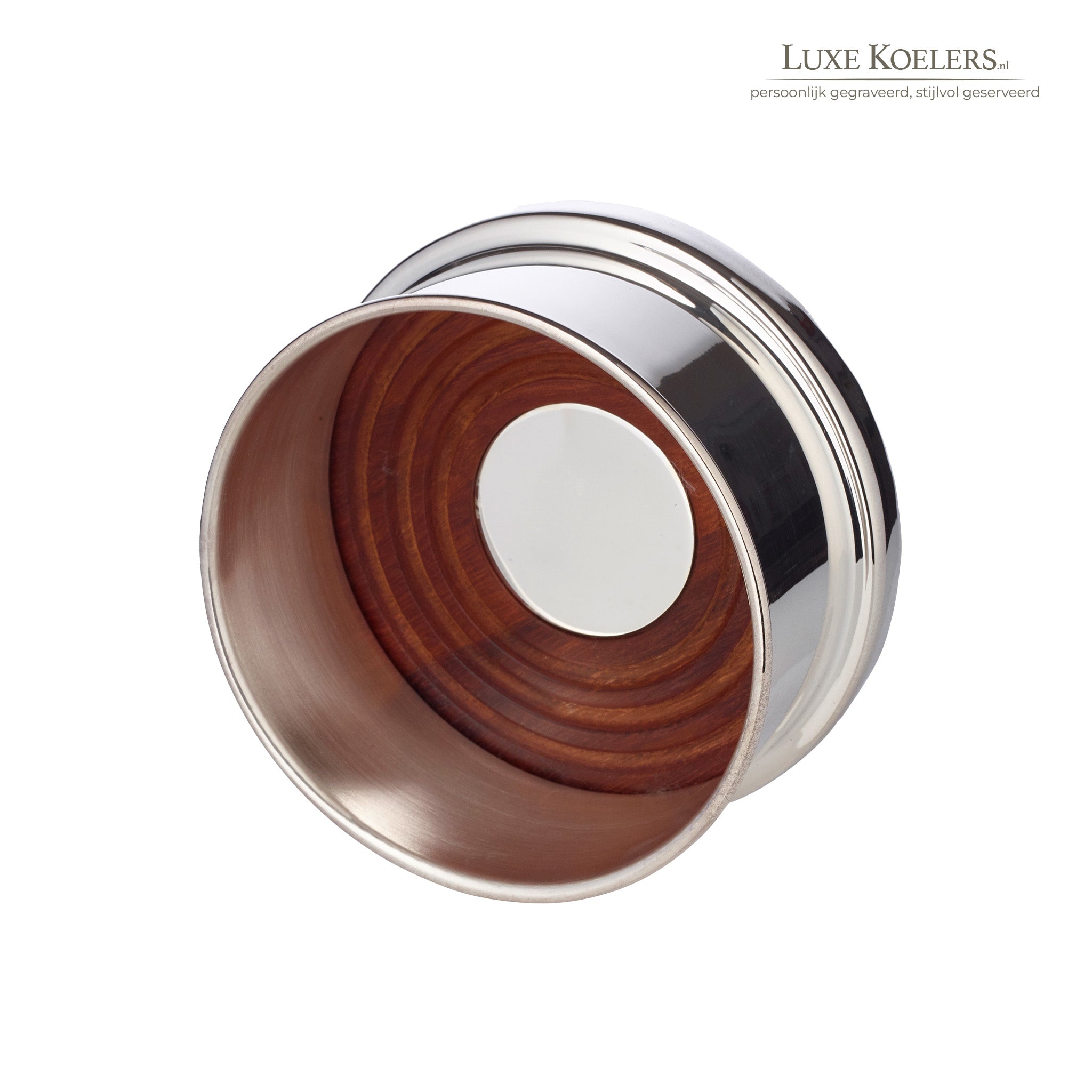 Zilveren wijn onderzetter met houten bodem op witte achtergrond