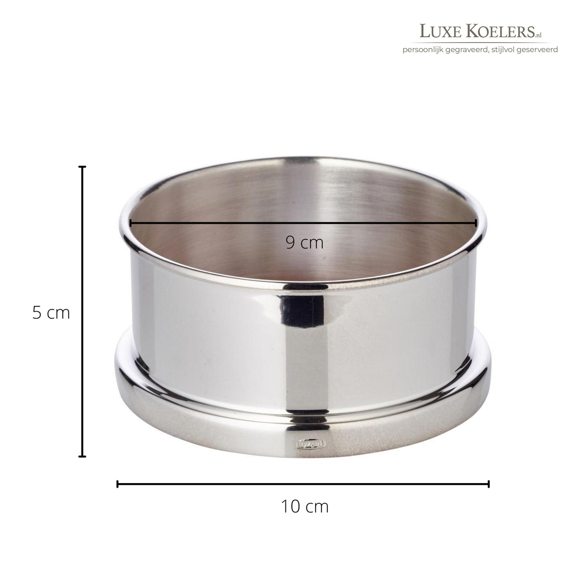 Zilveren wijn onderzetter met houten bodem op witte achtergrond