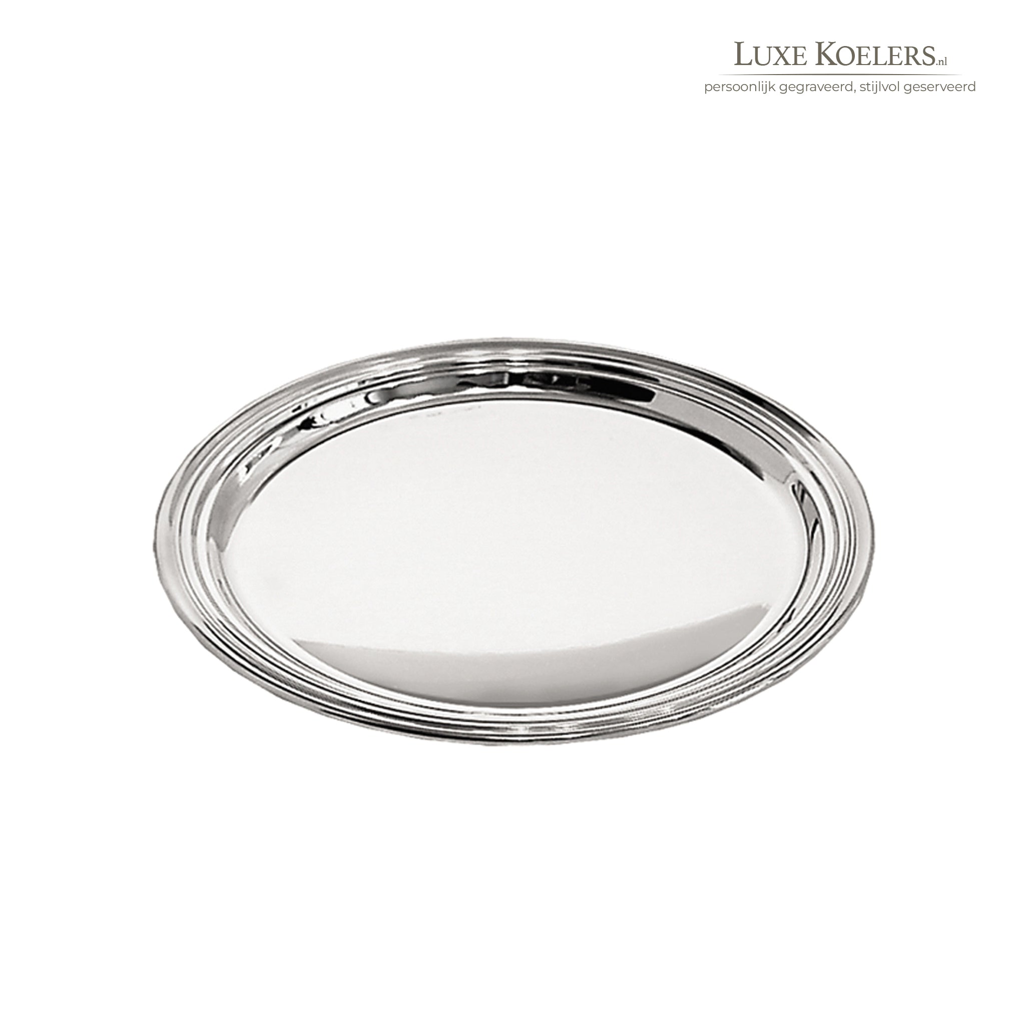 Zilveren schaal op een witte achtergrond
