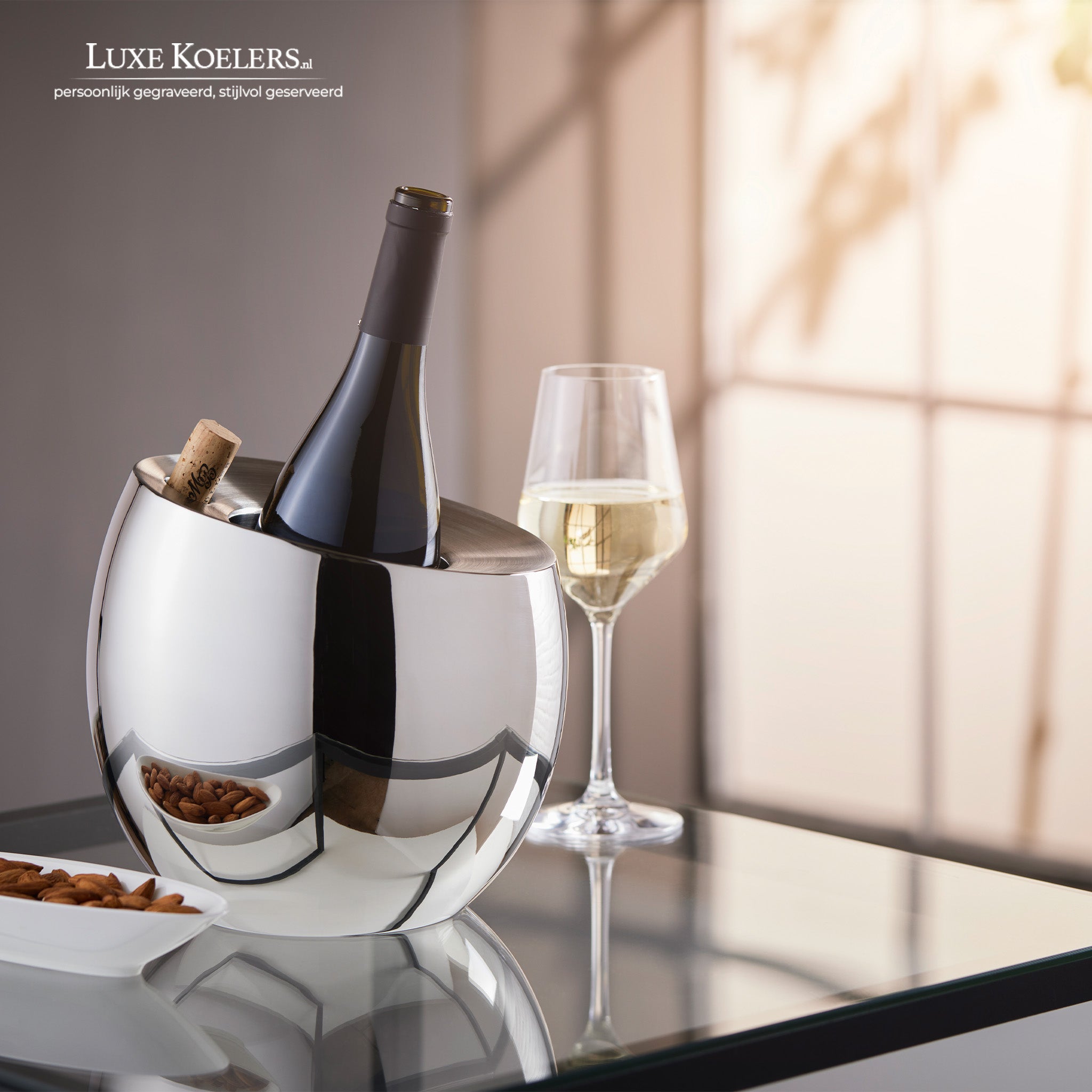 Koeler op tafel met fles wijn en gevuld wijnglas