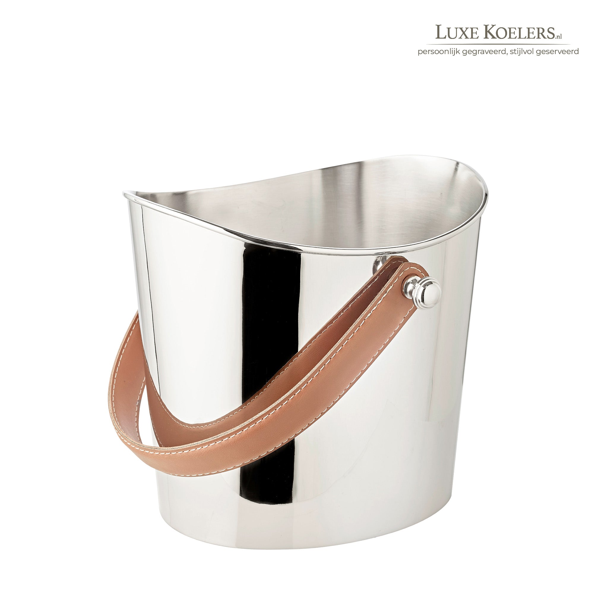 Zilveren champagnekoeler met leren hengsel op een witte achtergrond