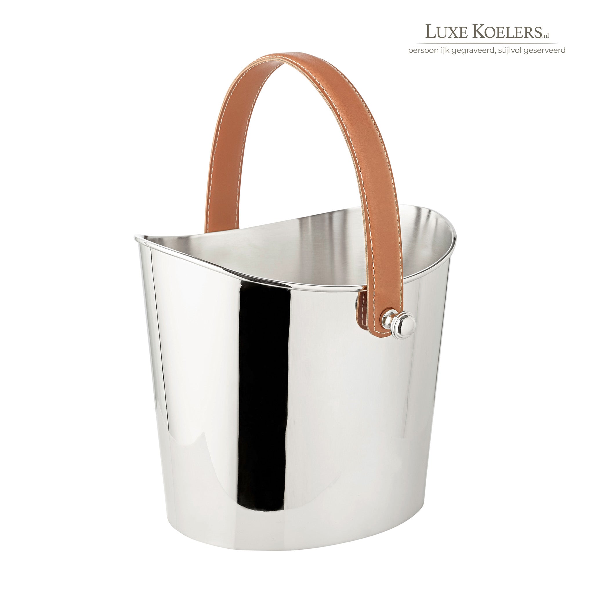 Zilveren champagnekoeler met leren hengsel op een witte achtergrond