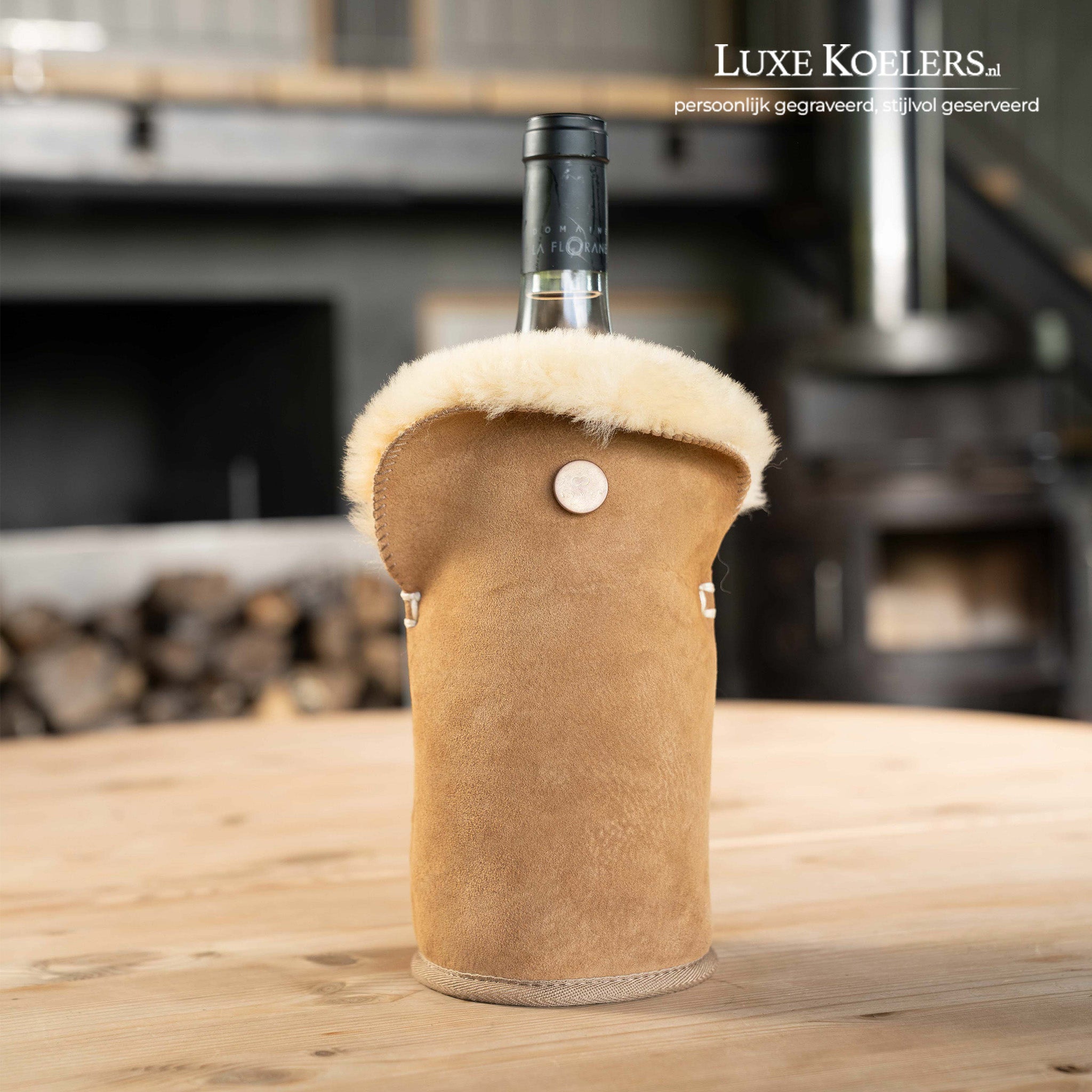Kywie model Tulip voor wijn en normale champagne flessen.De wijnkoeler is volledig gemaakt van natuurlijke schapenvacht. Koeler staat op houten ondergrond. Kleur camel