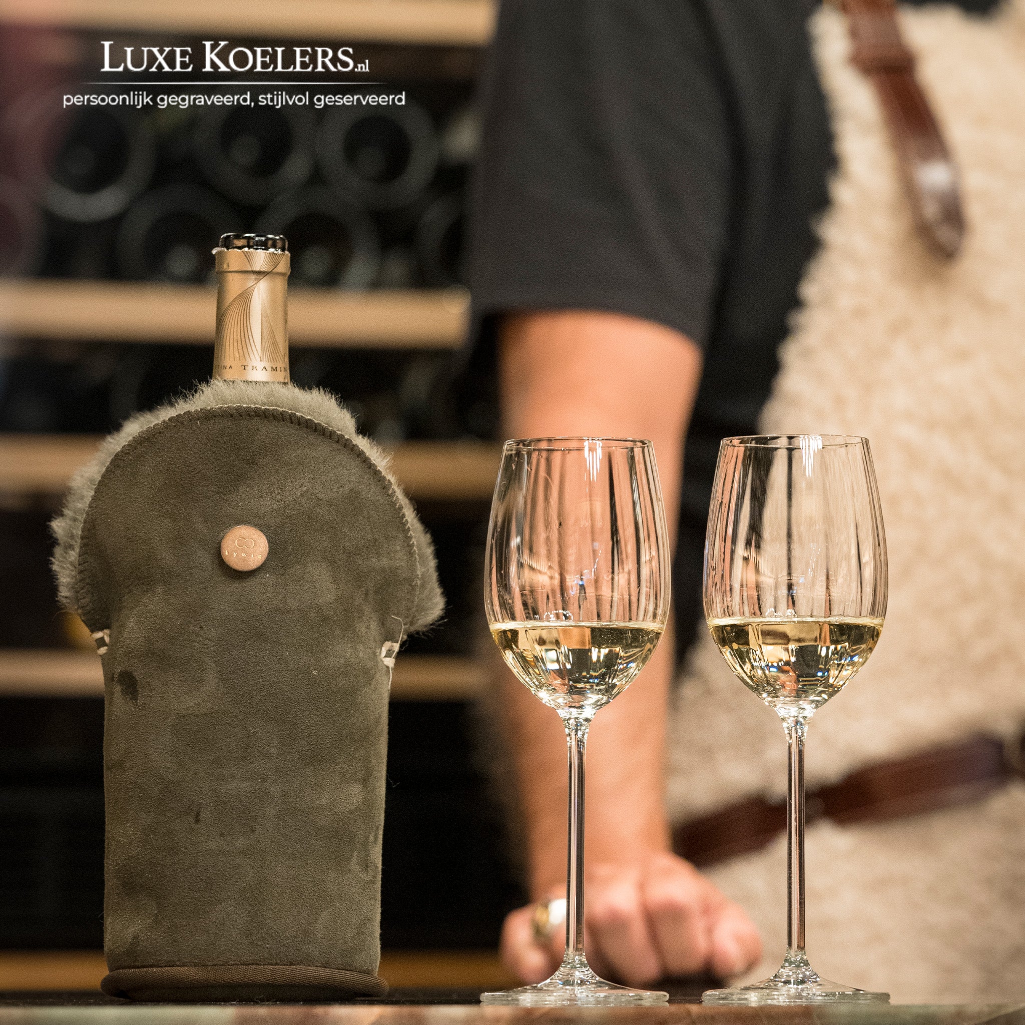 Kywie model Tulip voor wijn en normale champagne flessen.De wijnkoeler is volledig gemaakt van natuurlijke schapenvacht. Koeler met fles en twee glazen witte wijn 