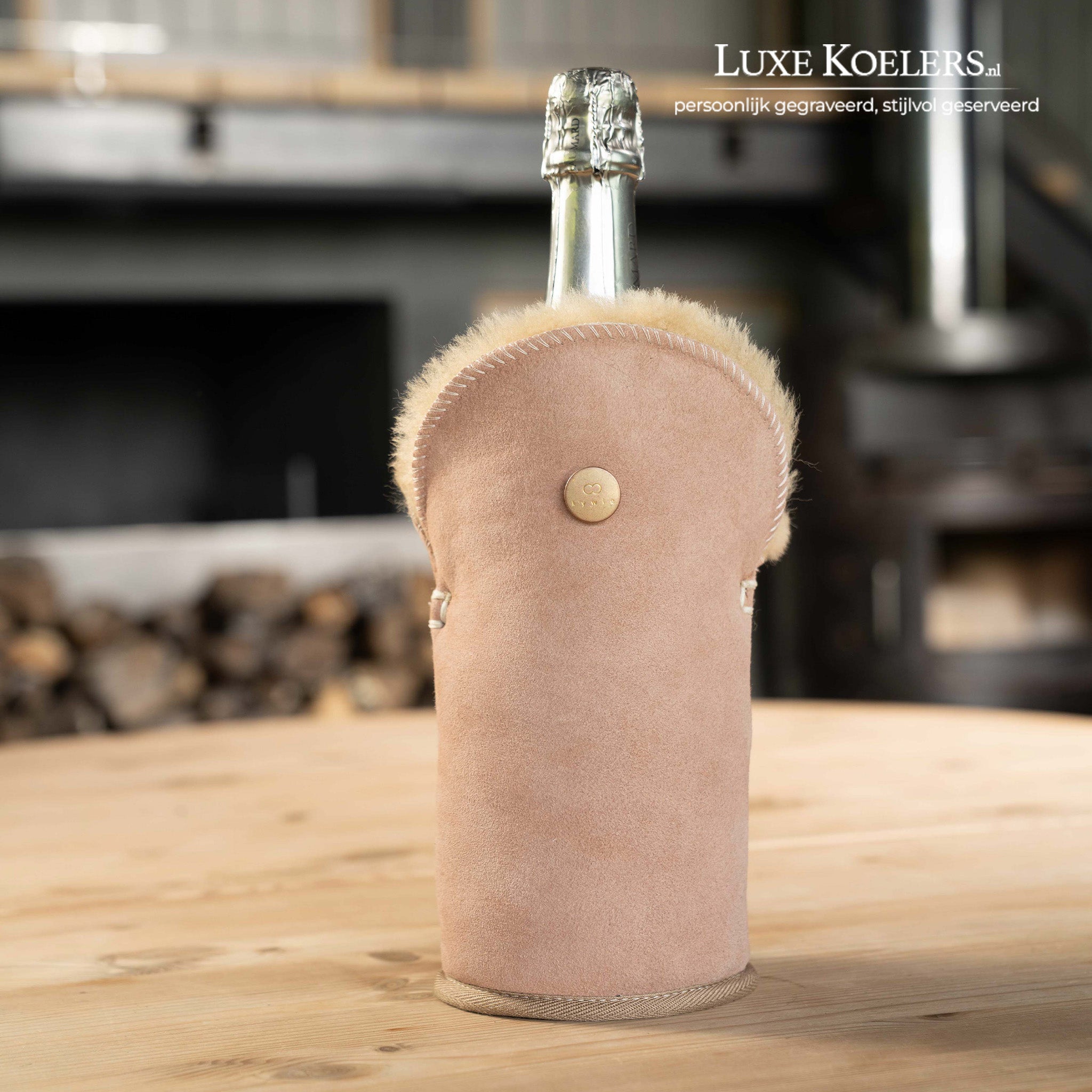 Kywie model Tulip voor wijn en normale champagne flessen.De wijnkoeler is volledig gemaakt van natuurlijke schapenvacht. Koeler staat op houten ondergrond. Kleur Onyx (oud roze)