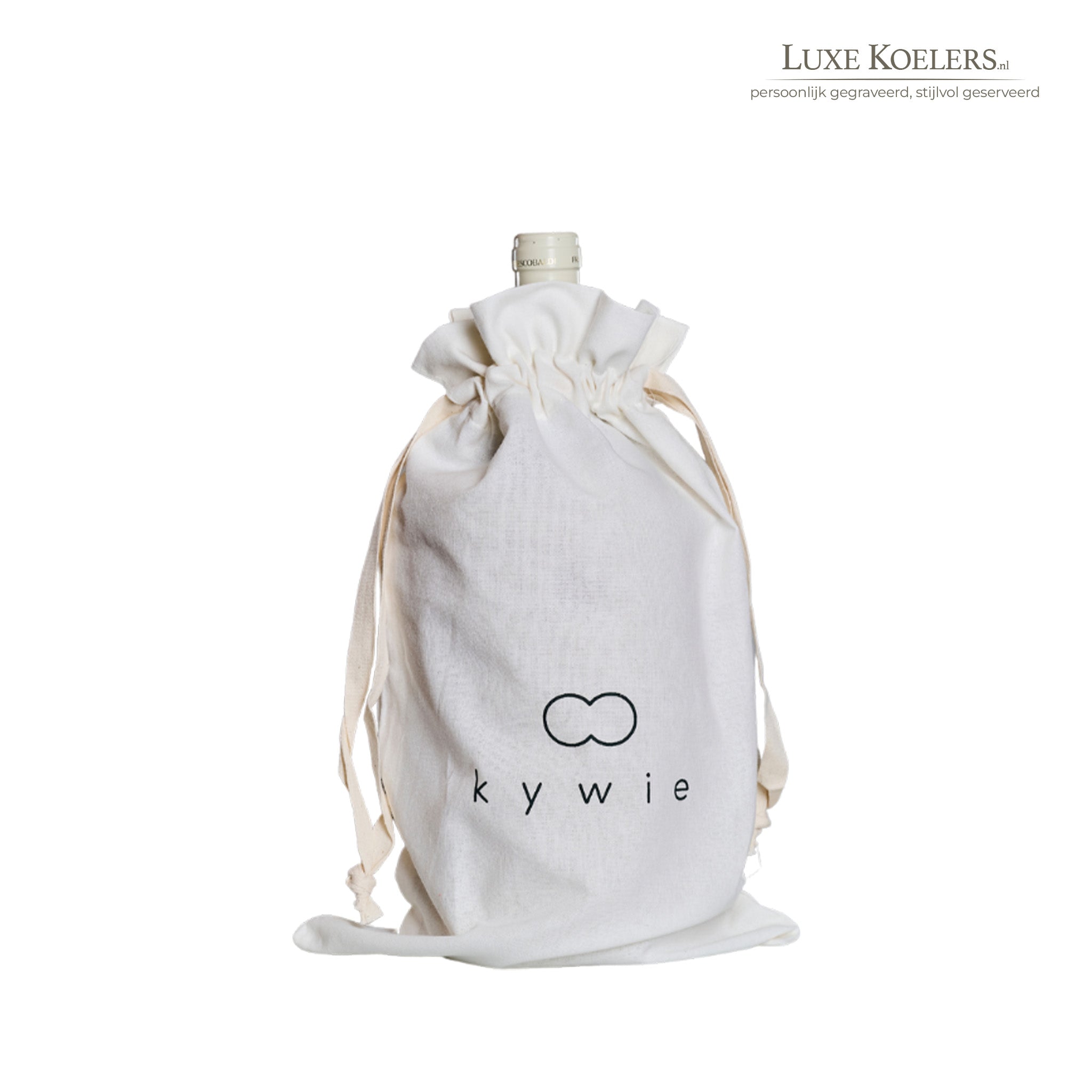 Kywie model Tulip. Koeler met fles in de verpakking van Kywie. Zwart logo op witte zak. Achtergrond wit met logo luxe koelers