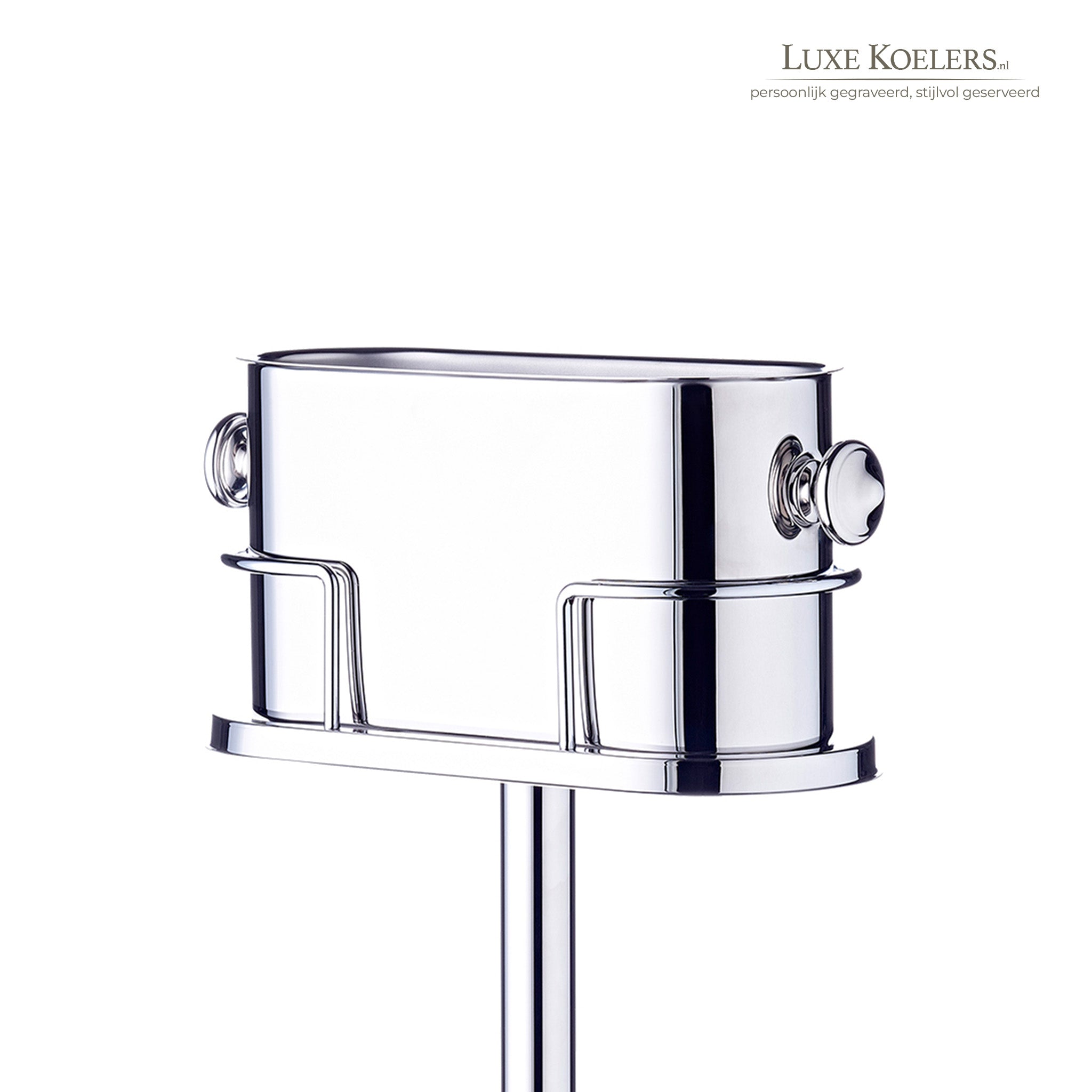 Tegen witte achtergrond met logo bovenste deel van een langwerpige koeler voor meerdere flessen op een standaard.