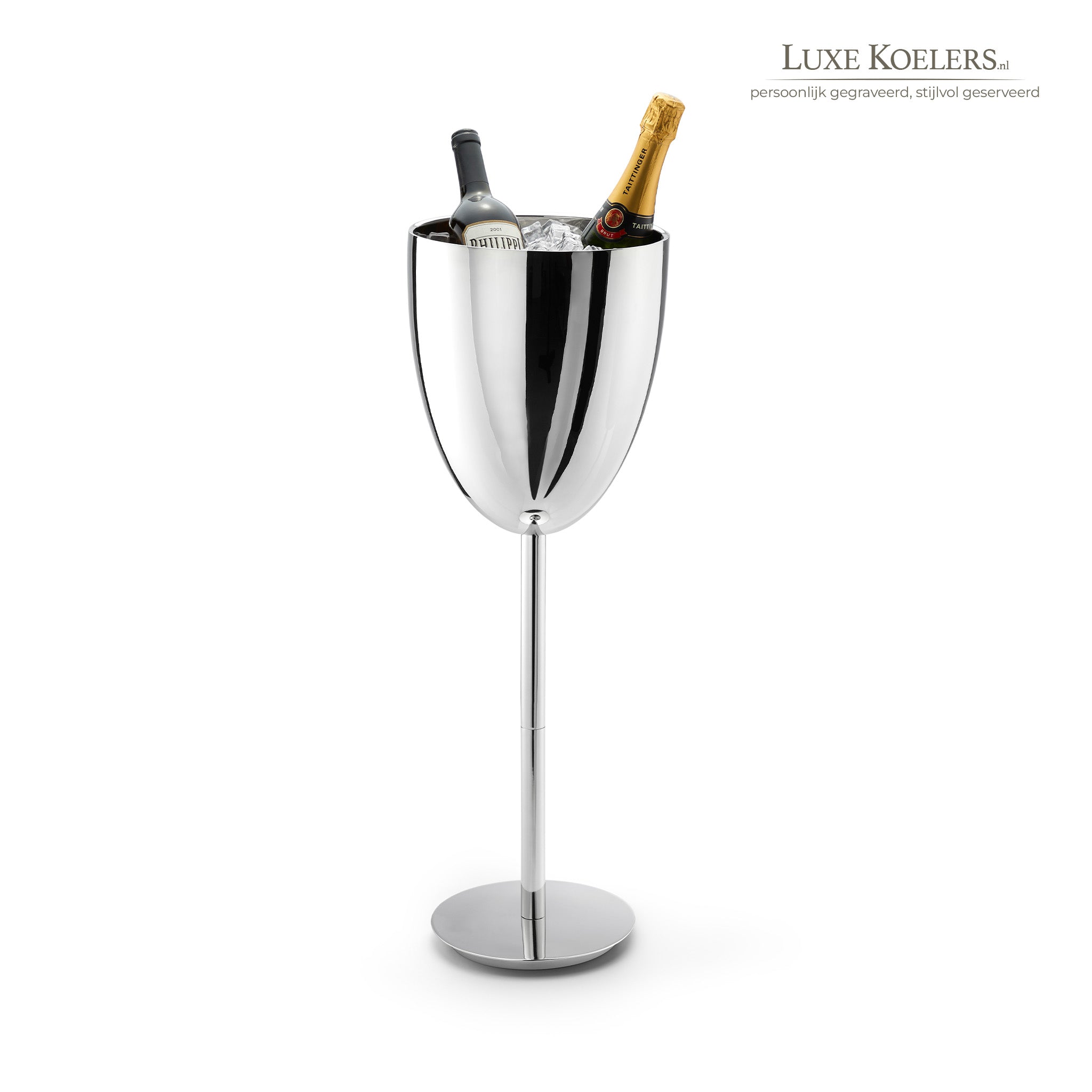 grote koeler met voet op tafelhoogte met flessen en ijs tegen witte achtergrond