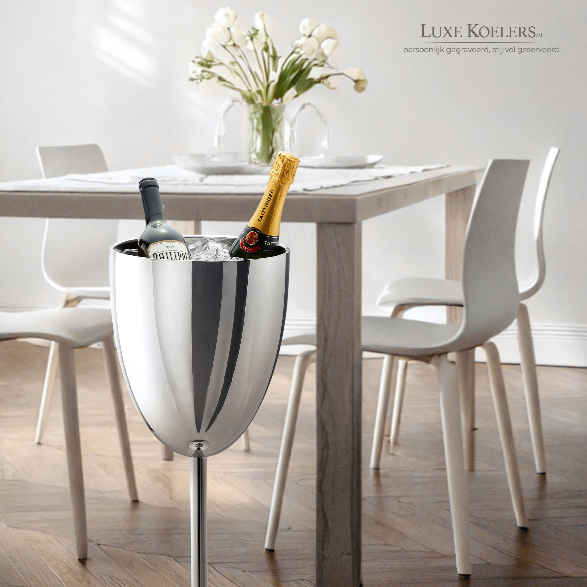 grote koeler op voet naast tafel met witte stoelen