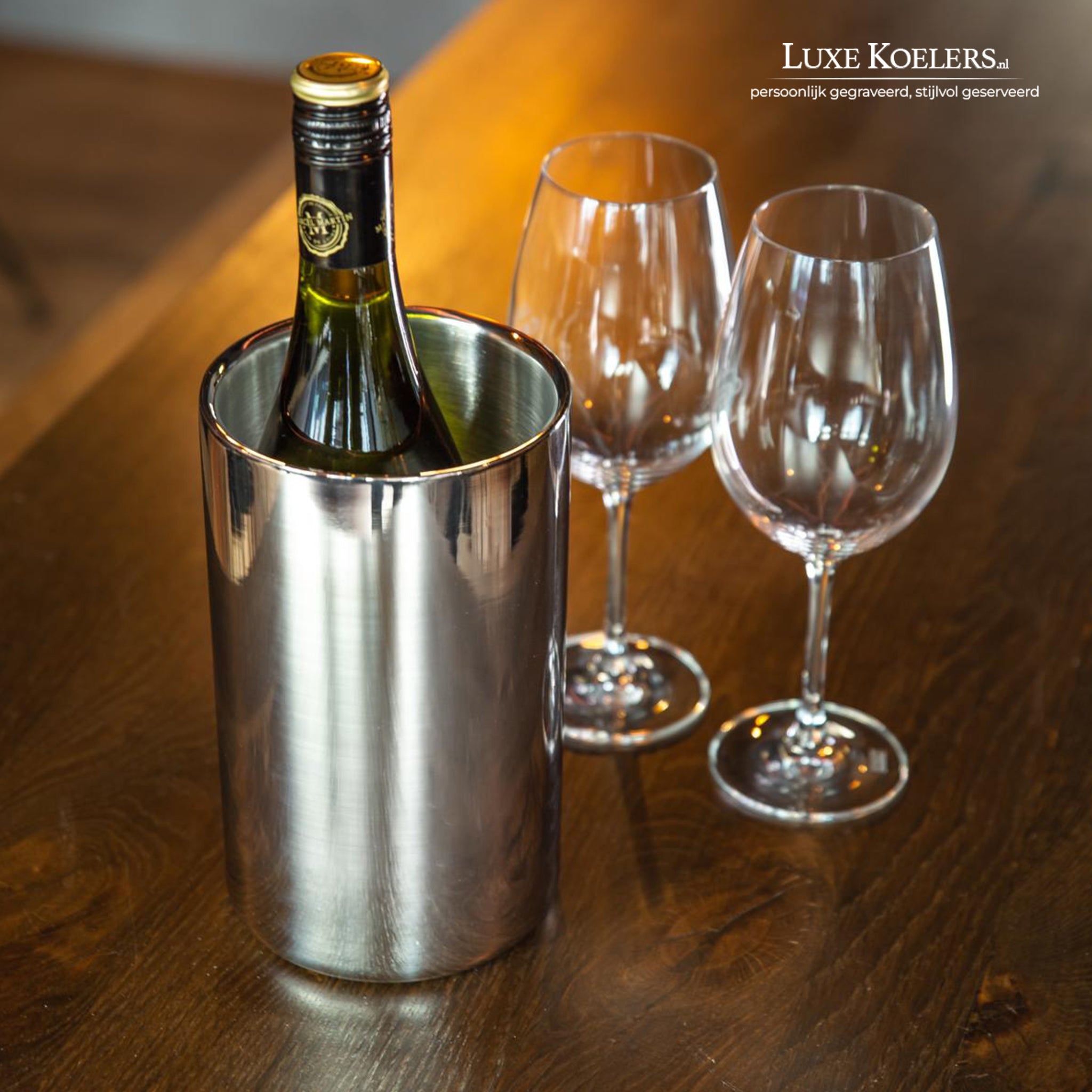 cilinder vorm hoogglanzende koeler met wijnfles en twee wijnglazen op houten tafel